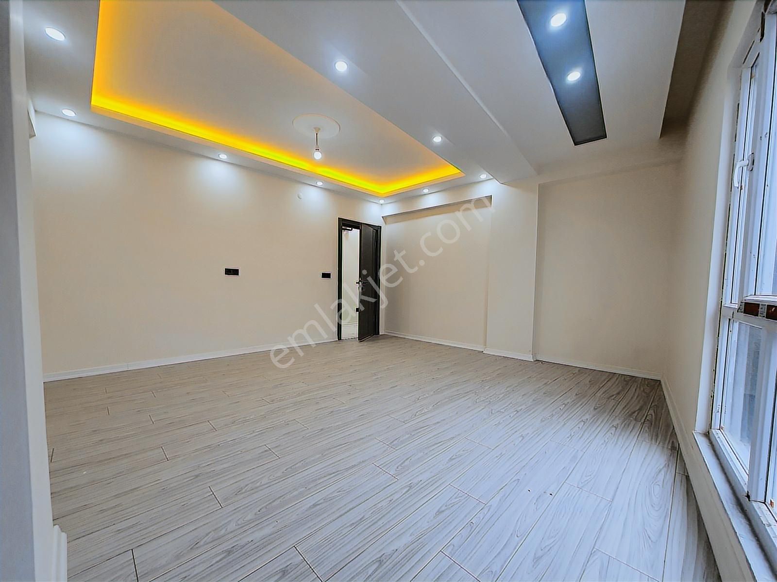 Hacılar Çeşmesinde Okula, Pazara, Caddeye Yakın, Ön Cephe 2+1