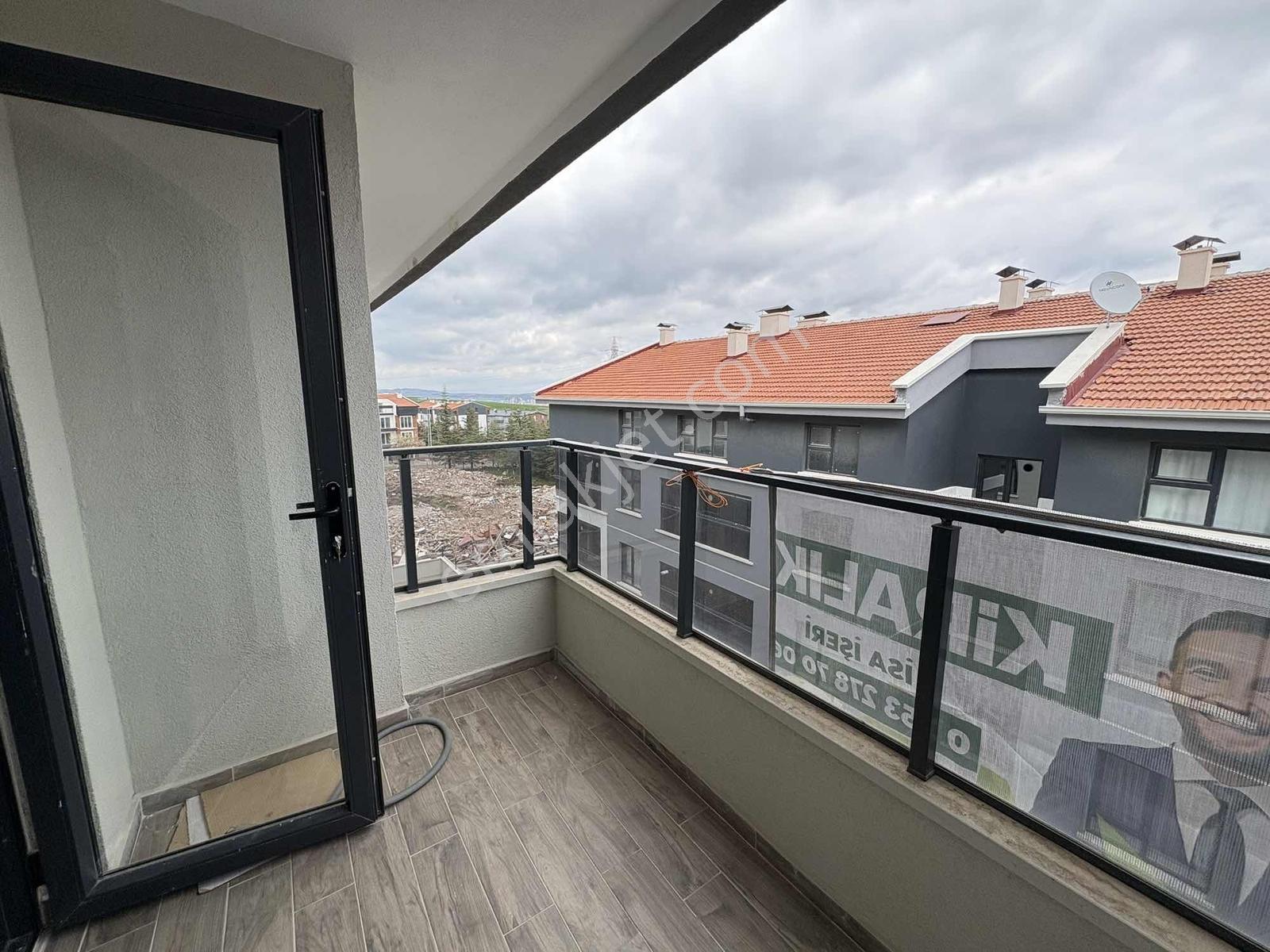 Alaçatı'dan İncek'te Kapalı Otoparklı Geniş Ferah İskanlı 3+1 - Görsel 26