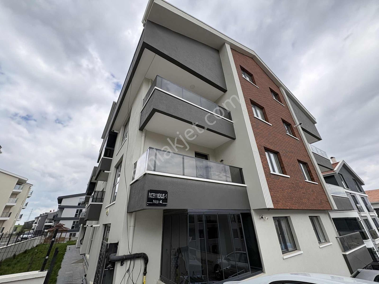 Alaçatı'dan İncek'te Kapalı Otoparklı Geniş Ferah İskanlı 3+1 - Görsel 37