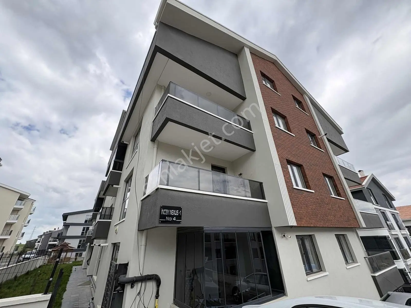 Alaçatı'dan İncek'te Kapalı Otoparklı Geniş Ferah İskanlı 3+1