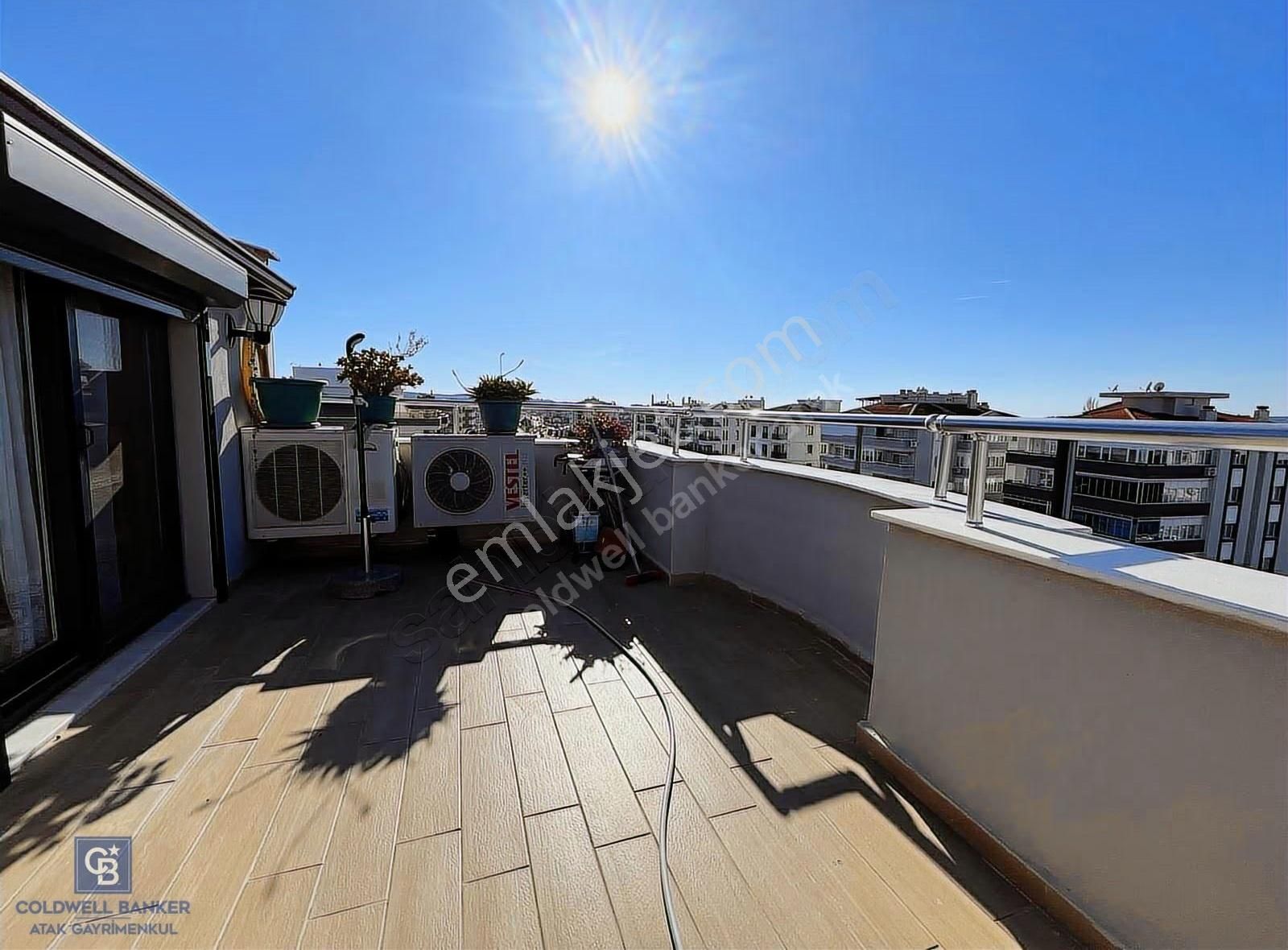 Seferihisar Camikebir'de İzmir Caddesi Üzeri Doubleks 3+1 Daire