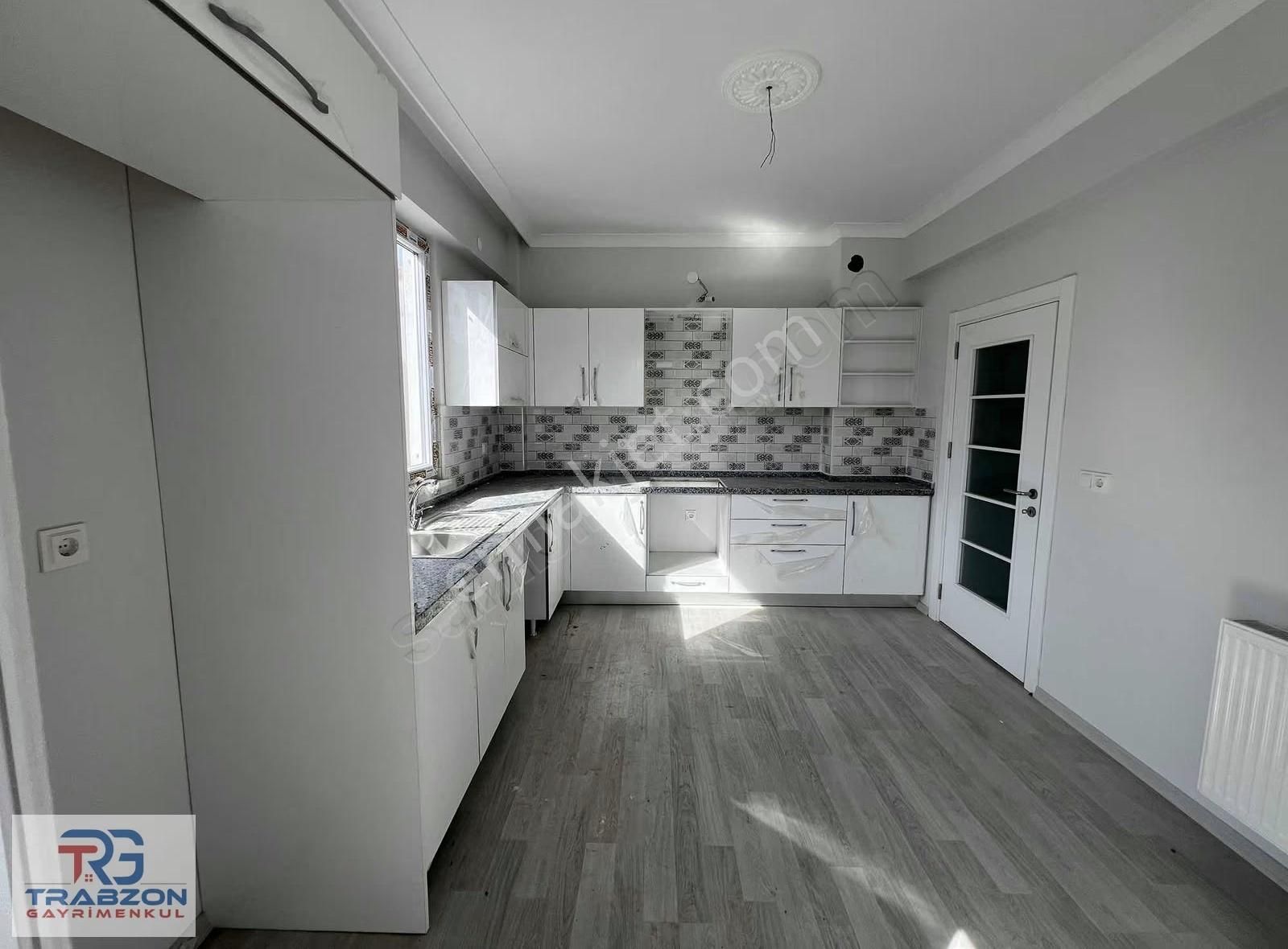 Yomra'da Satılık 3+1 Deniz Manzaralı Fırsat Daire - Görsel 28