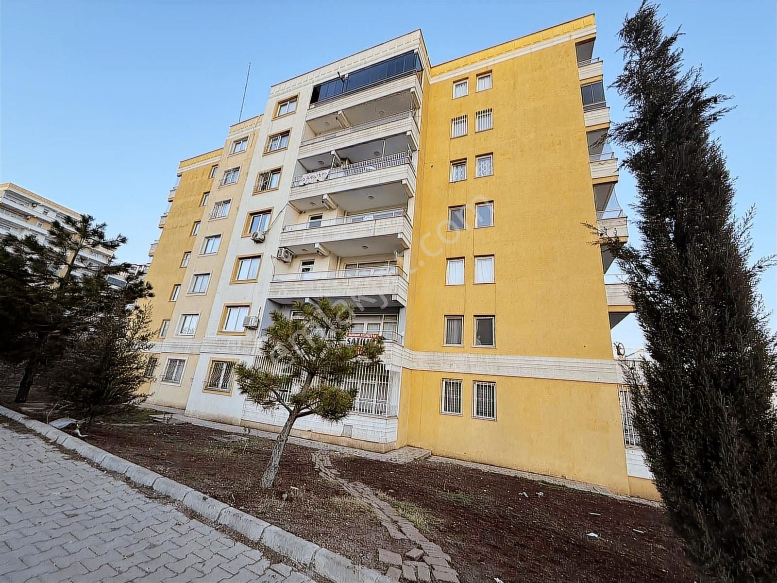 Burhan Kılınç'dan Bakımlı C Tipi Sarı Toki Park Cepheli