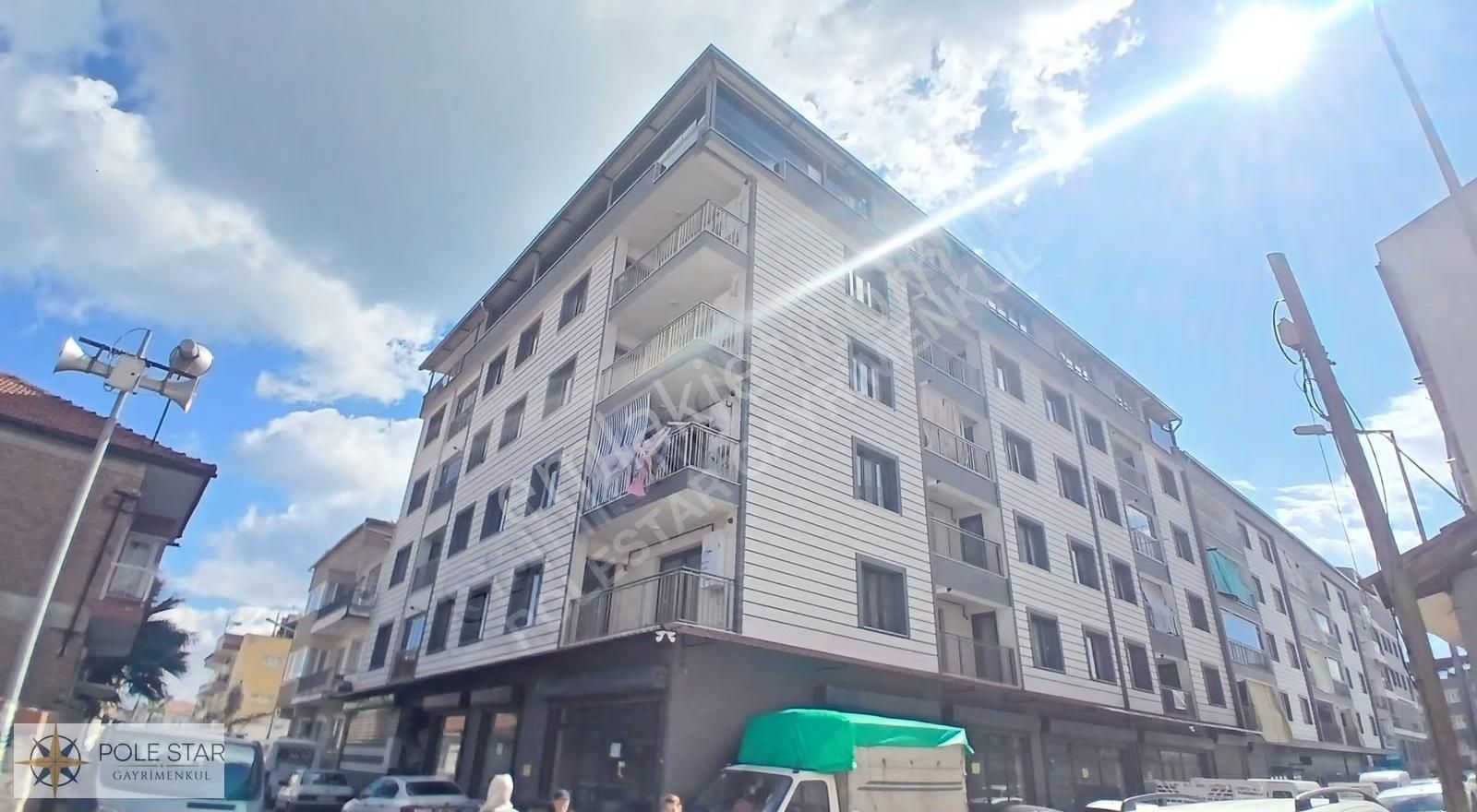 Konforlu Yaşam: Ultra Geniş 2+1 Daire, Merkezi Konumda!