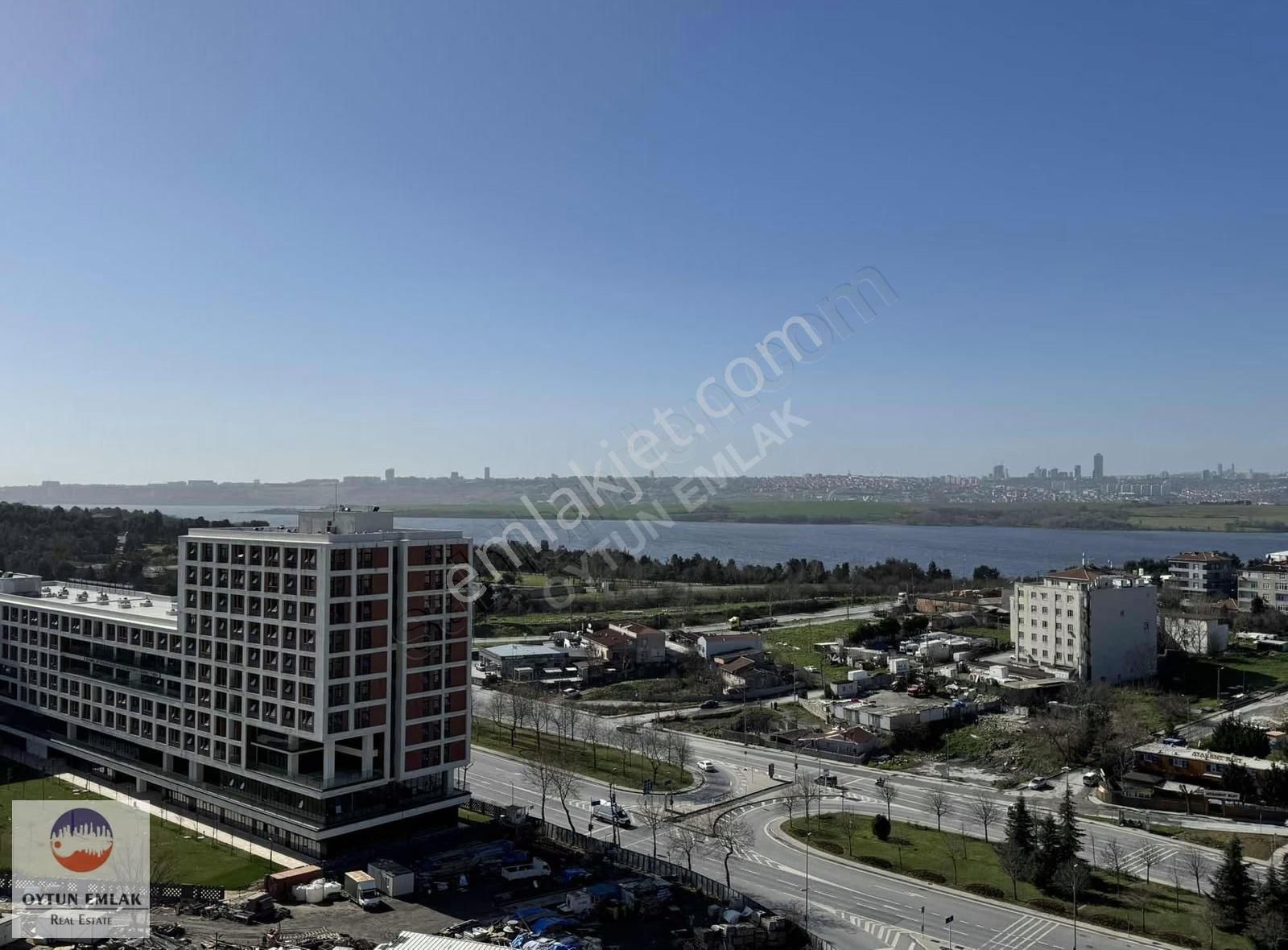 Bosphorus Cıty Göl Kule'de Kiralık 2+1 Balkonlu Daire 128 M²