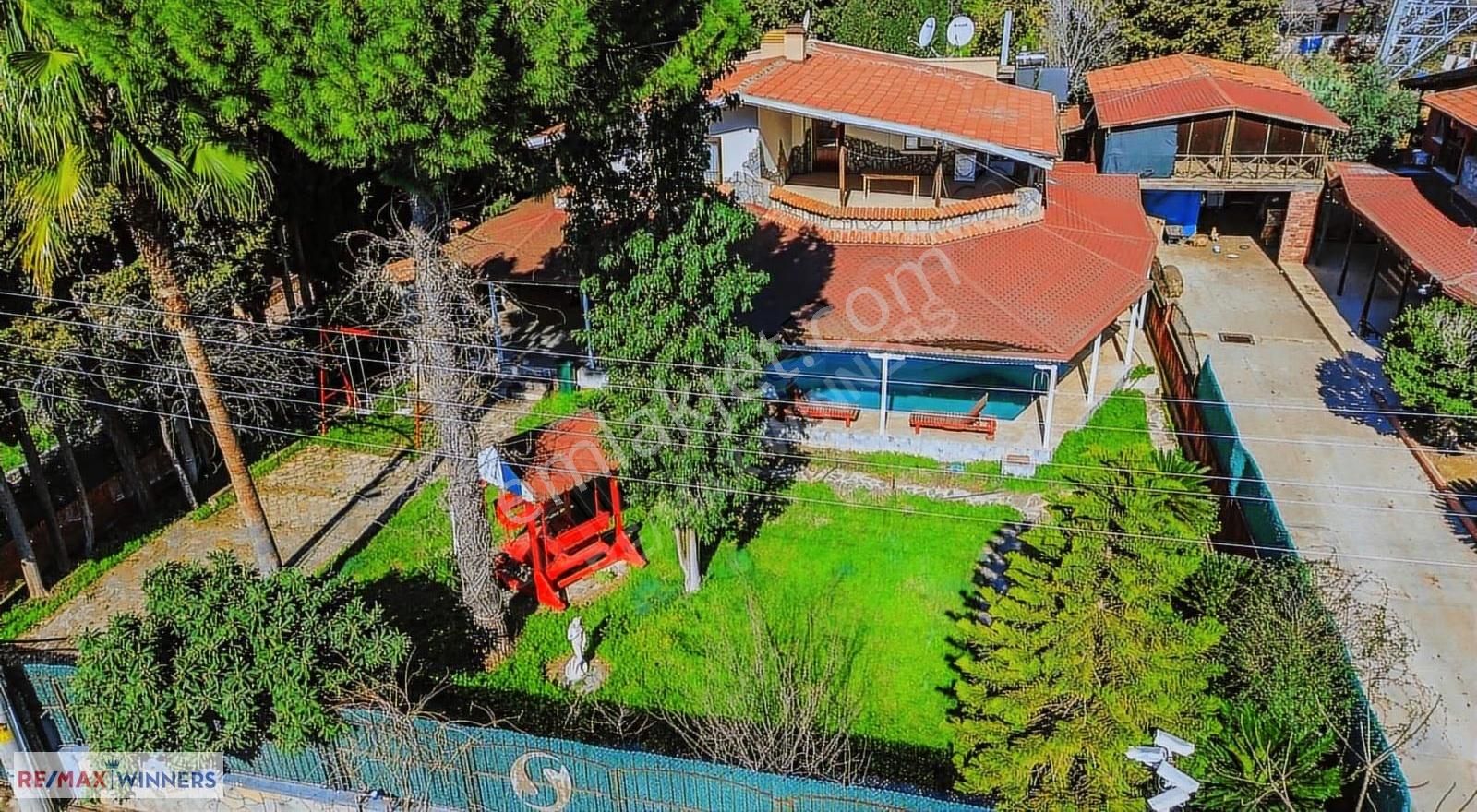 Duacı'da 890 M² Arsa İçinde Satılık Lüks 7+1 Villa