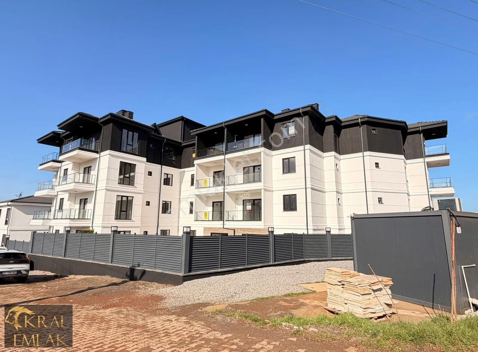 Akçakocanın Havuzlu Tek Akllı Binasında Satılık 1+1 Daireler