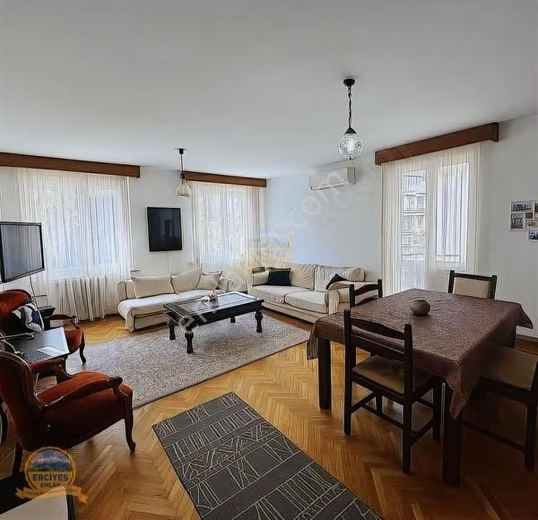 Erciyesden Ayşeçavuş Caddesinde Bağdata Yakın 130m2 Balkonlu 3+1