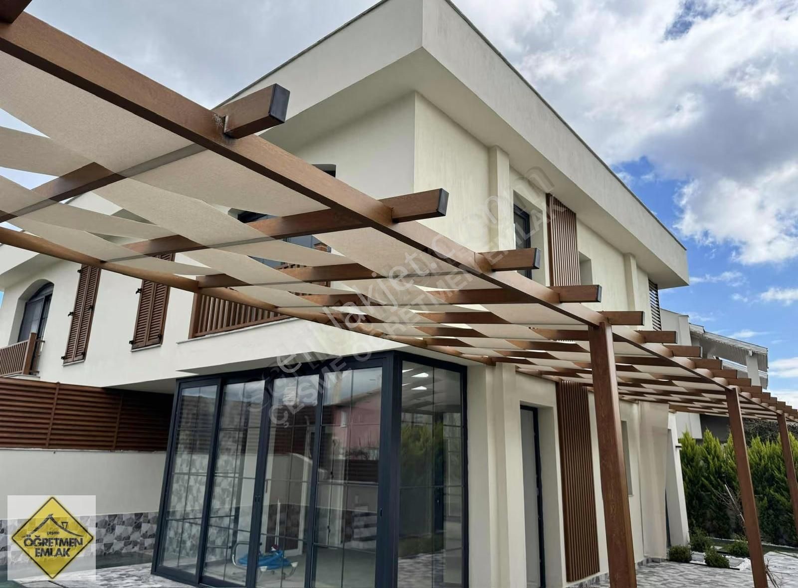 Çeşme Alaçatı'da Müstakil Havuzlu, 4+1 Lüks Villa