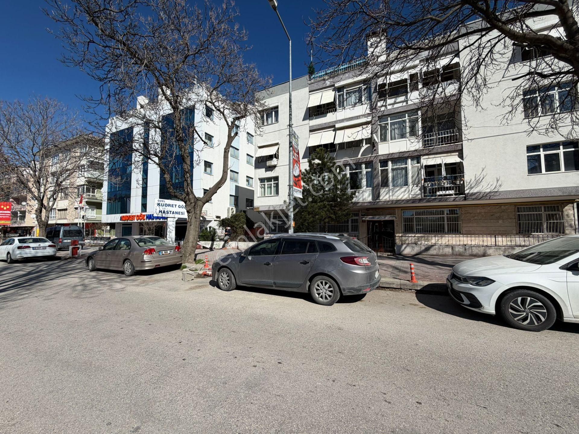 Çankaya Kennedy Caddesi'nde Yenilenmiş Kullanışlı 3+1 Satılık - Görsel 4
