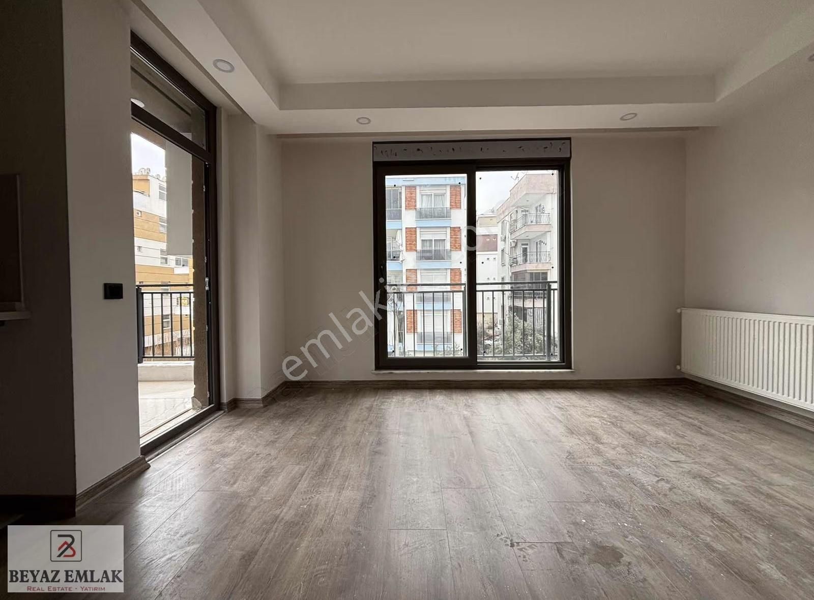 Beyaz Emlak'tan Konum Avantajlı Havuzlu Vestiyerlikli Sıfır 1+1