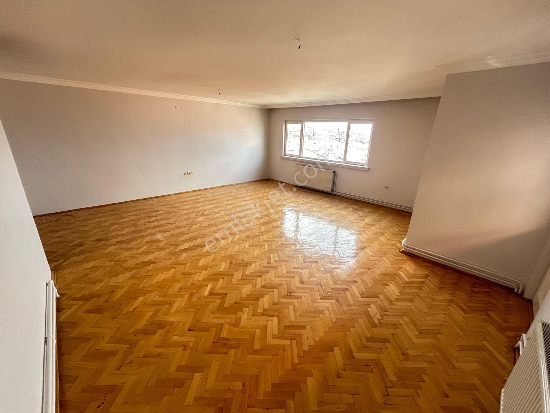 Taner'den Sokullu Cad'de 2+1 Orta Katta Manzaralı Salon Bağımsız - Görsel 17