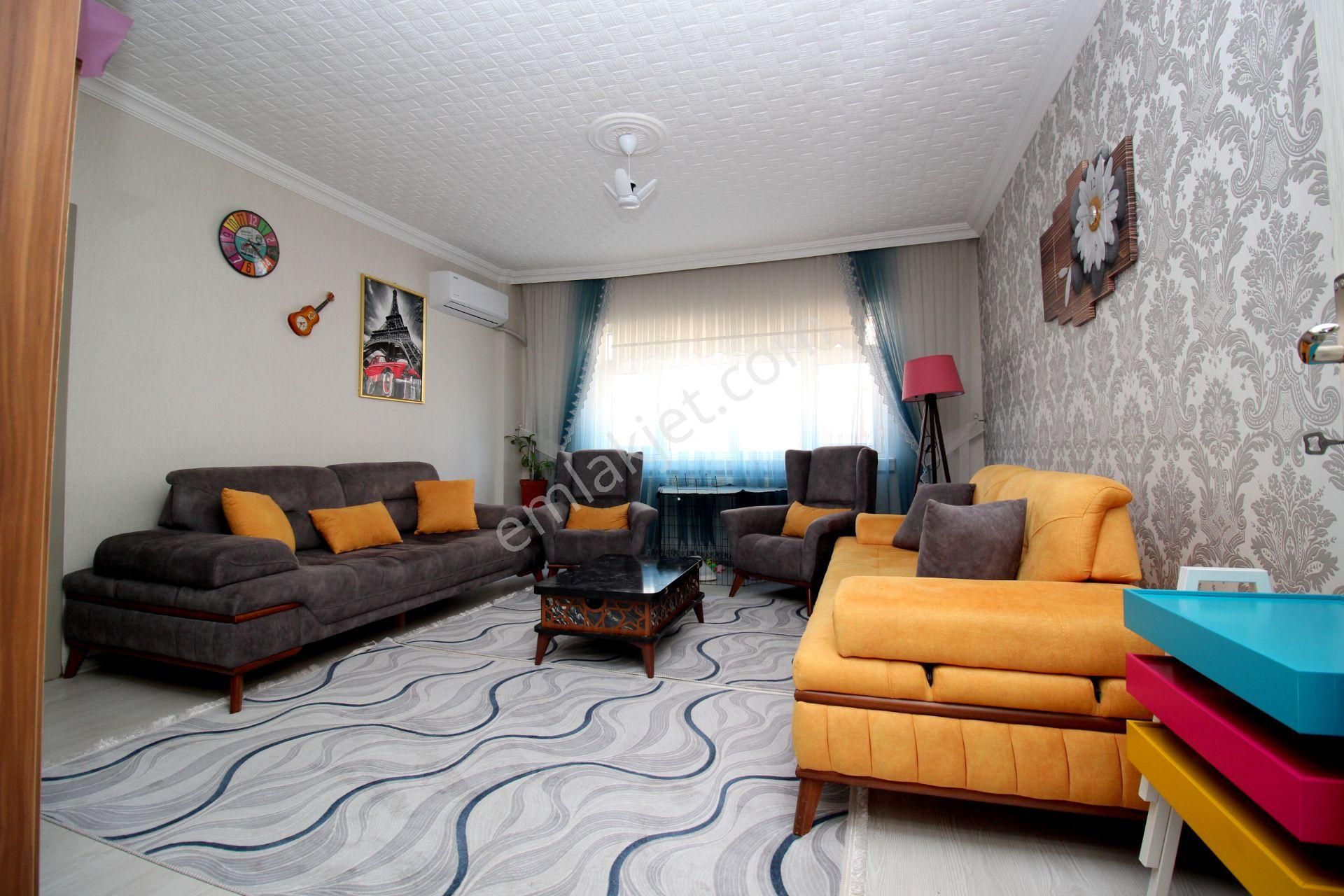 Emre Emlak'tan Cadde Üzeri Lüks Yapılı 2+1 Satılık Daire