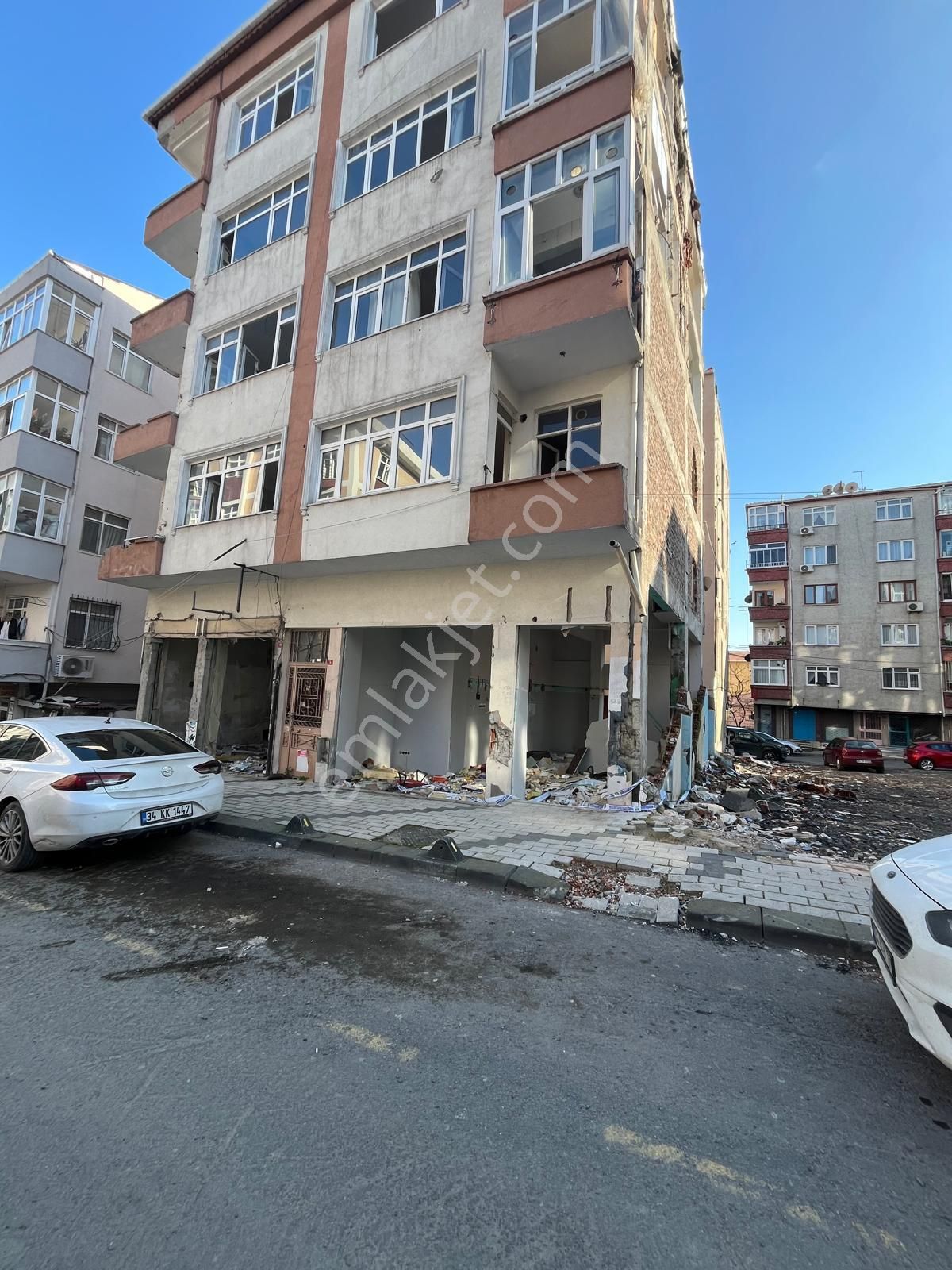 Serkan Gayrimenkulden Bahçelievler Fevziçakmakta Kentselden Satılık 29 Metre Dükkan