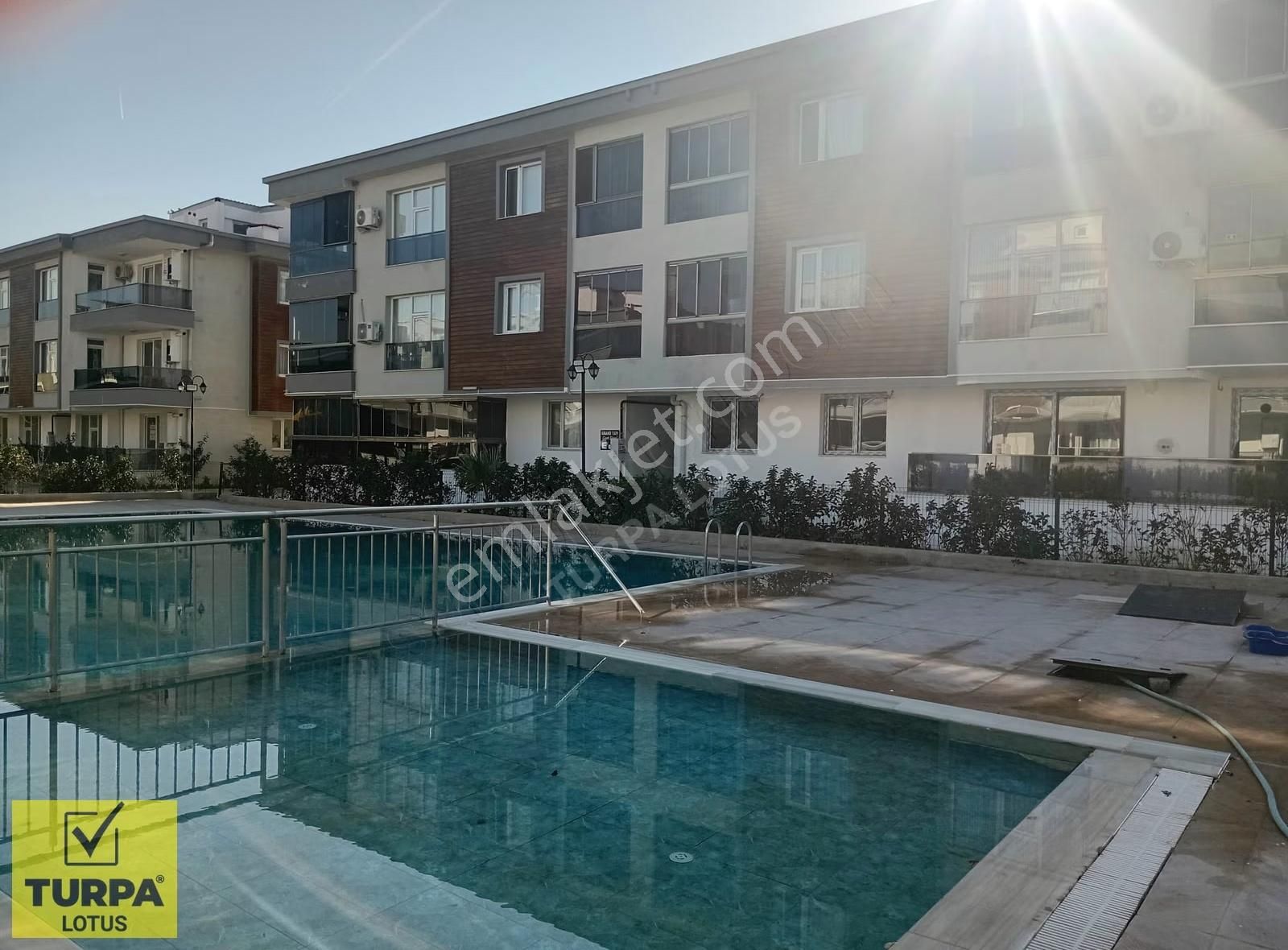 Merkezi Konumda, Komple Yenilenmiş, Havuzlu Sitede Kiralık 2+1