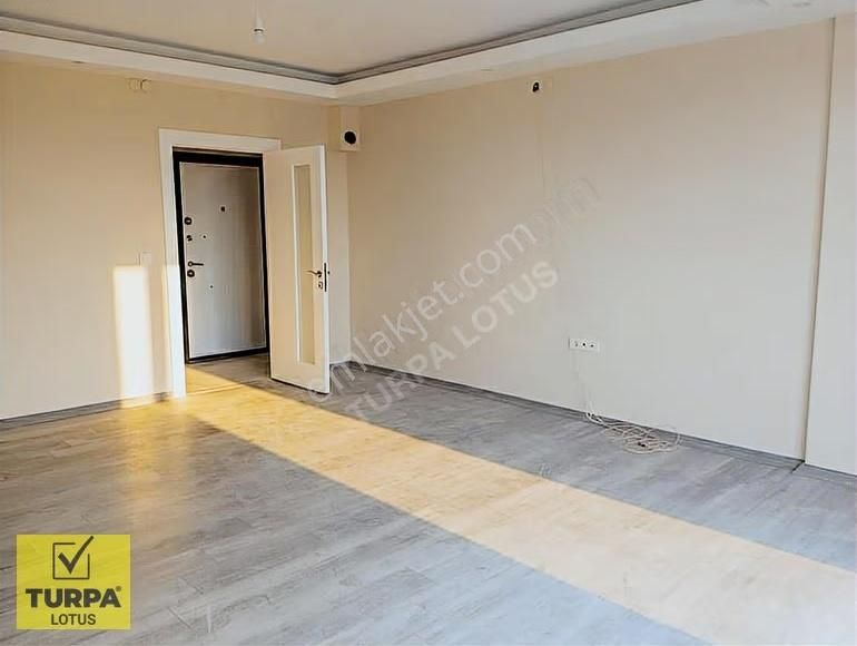 Merkezi Konumda, Komple Yenilenmiş, Havuzlu Sitede Kiralık 2+1 - Görsel 2