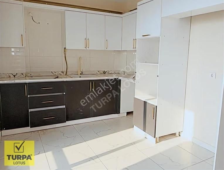 Merkezi Konumda, Komple Yenilenmiş, Havuzlu Sitede Kiralık 2+1 - Görsel 3