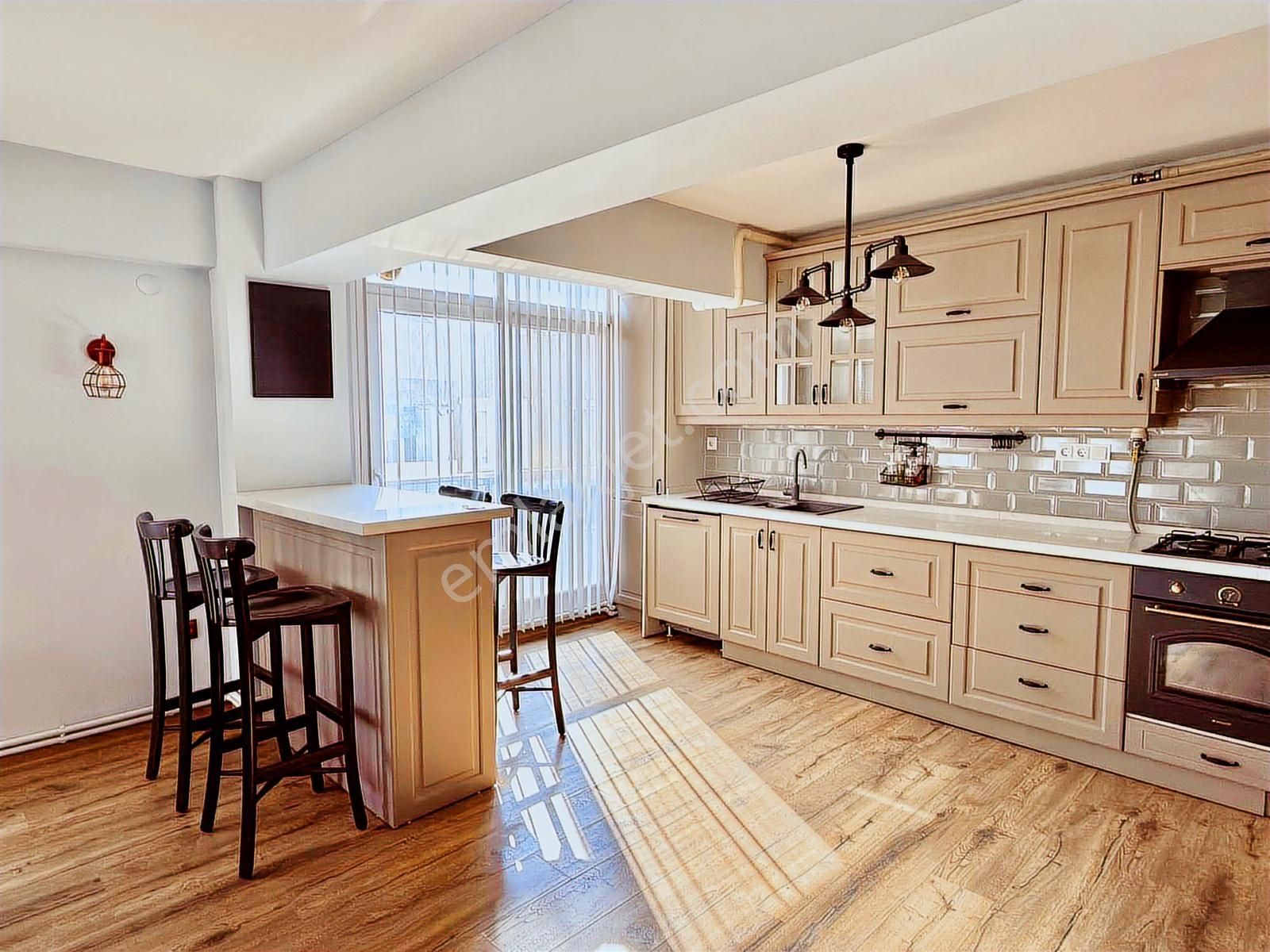 Bornova Erzene Ata Durağında 3+1 Modern Eşyalı Kiralık Daire