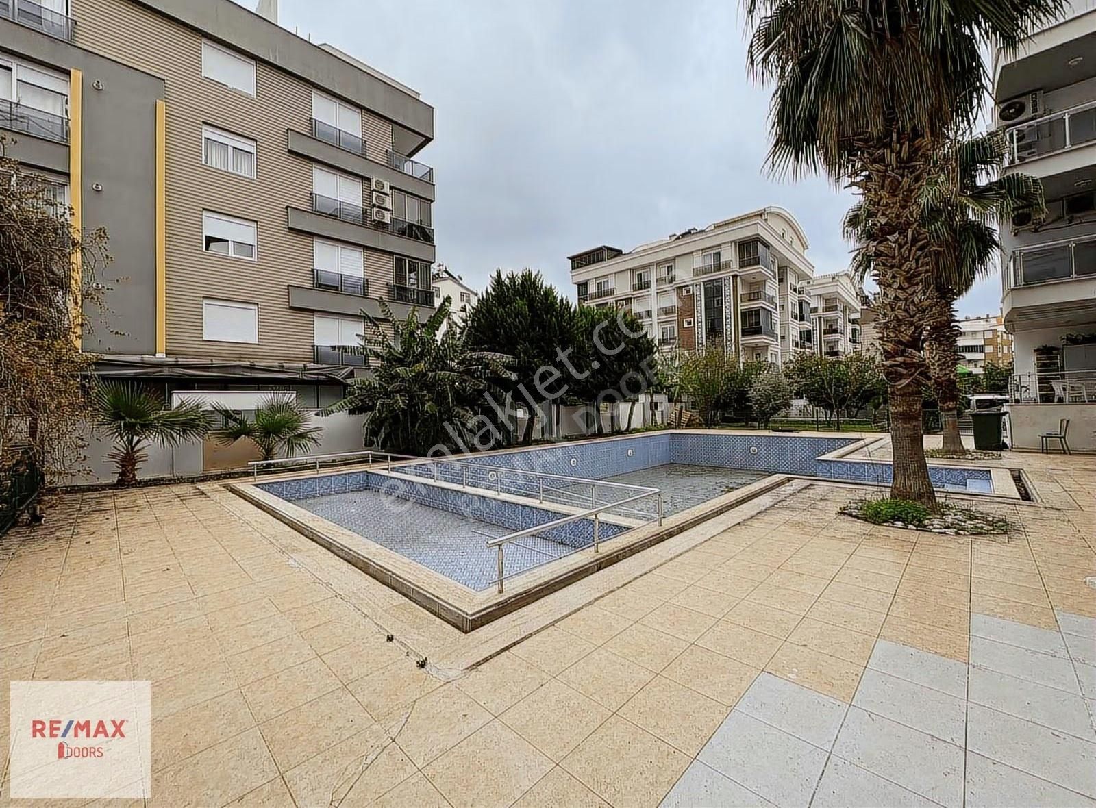 Konyaaltı Hurma'da Site İçi Havuzlu Doğalgazlı 2+1 Boş Daire