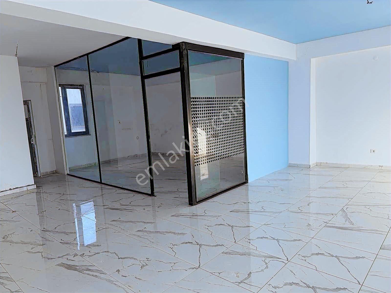 Devlet Hastanesinin Karşısında Depolu Dükkan