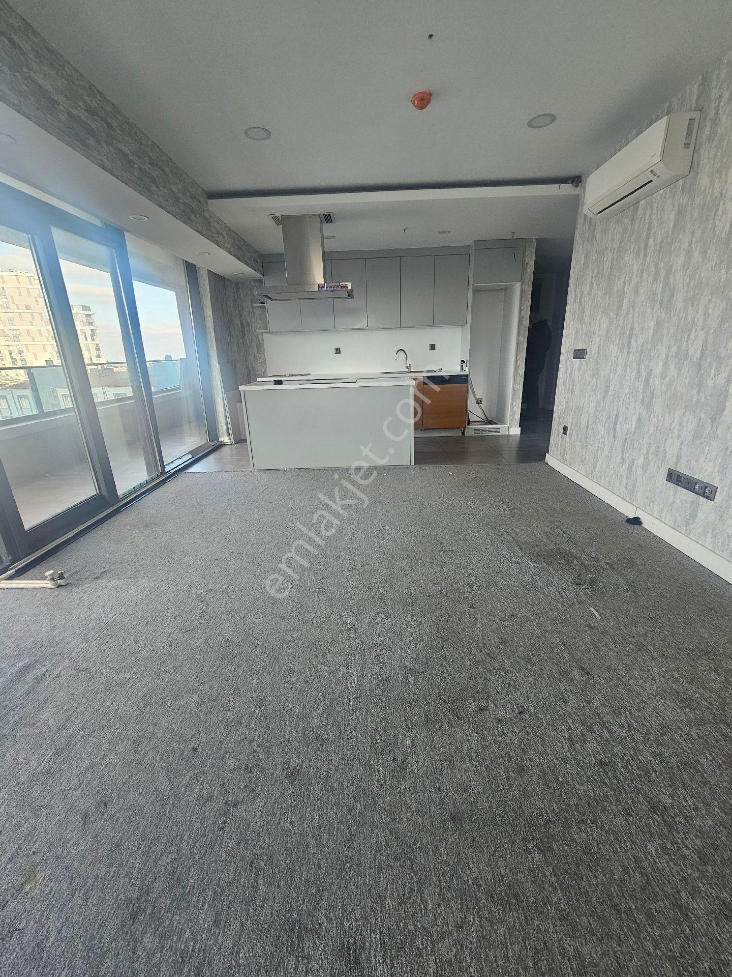 Metrobüsün Dibinde Satılık Rezidans