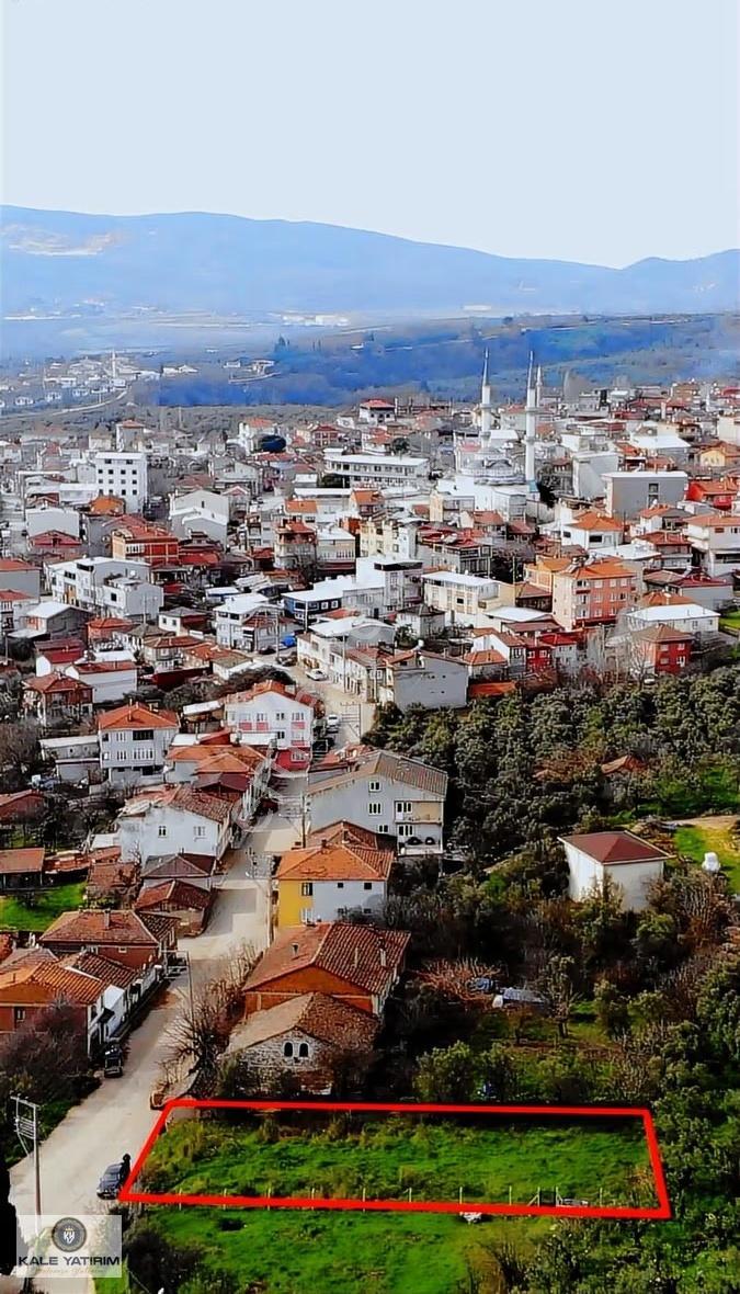 Kaleden Yeniköyde Köy İçinde Göl Manzaralı 879m² İmarlı Arsa