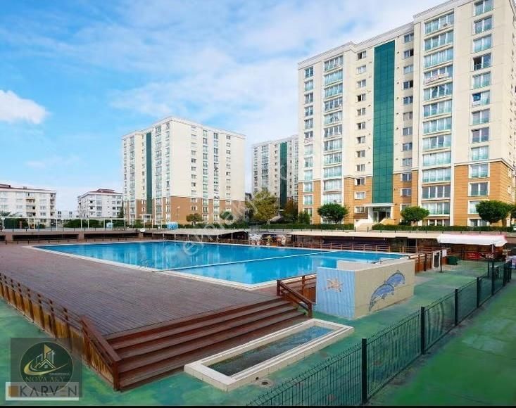 Esenyurtta Havuzlu Aile Sitesi İçinde 3+1 Satılık Ara Kat Daire