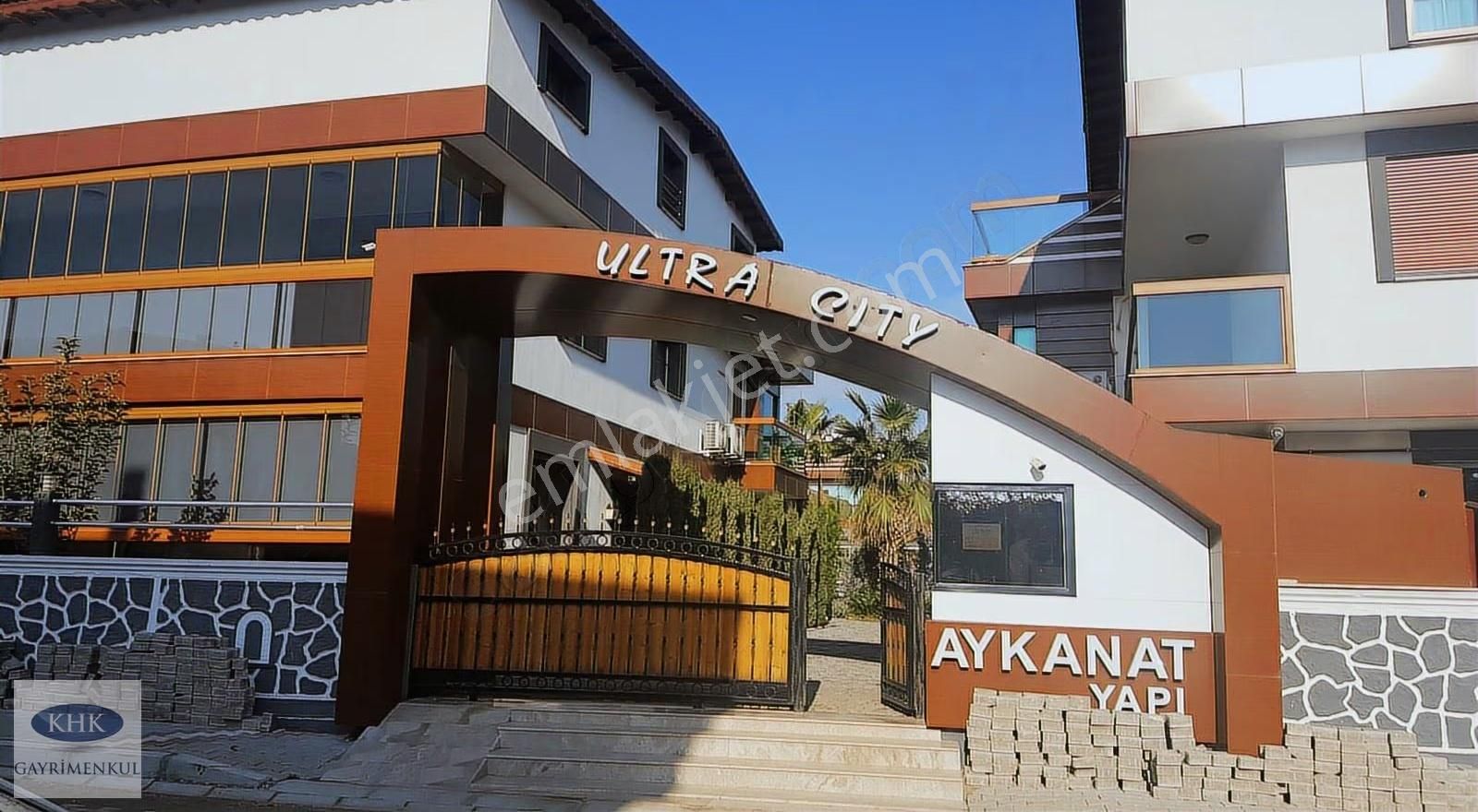 Menderes Merkezde Satılık 4+1 Site İçi Satılık Tripleks Villa