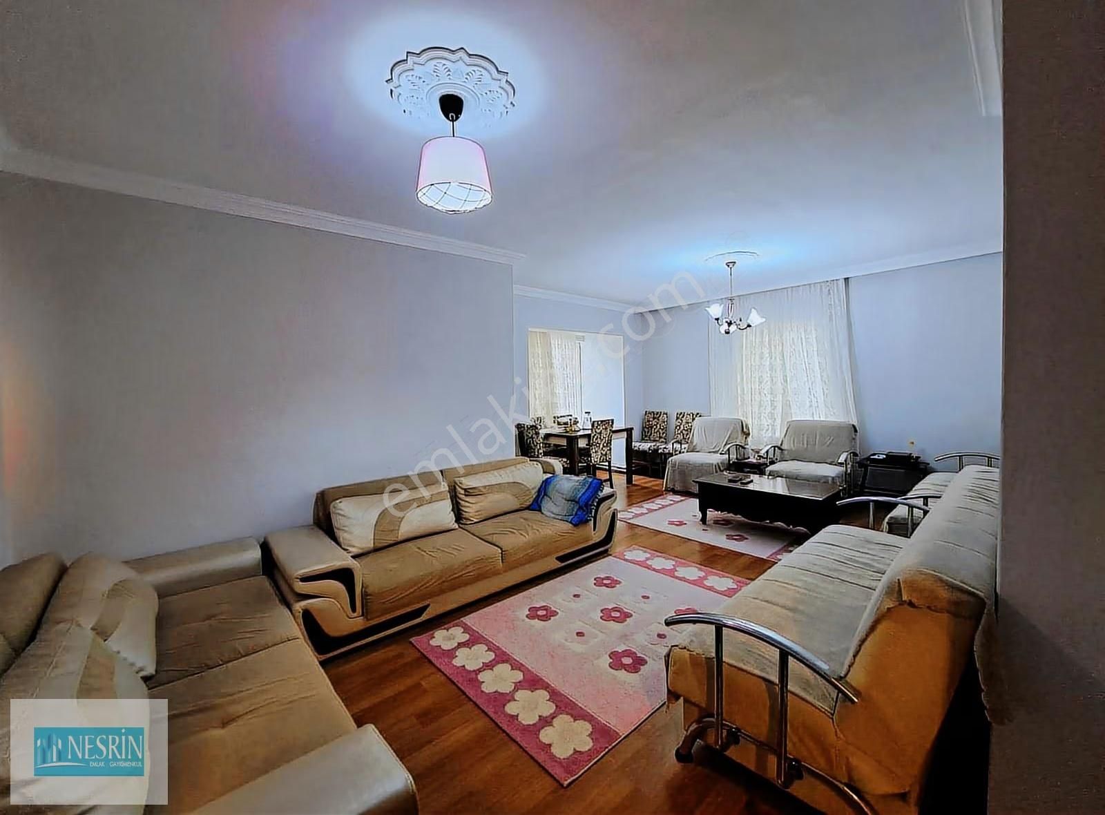 Nesrin Emlak'tan Cadde Üzerinde Okullara Yakın 3+1