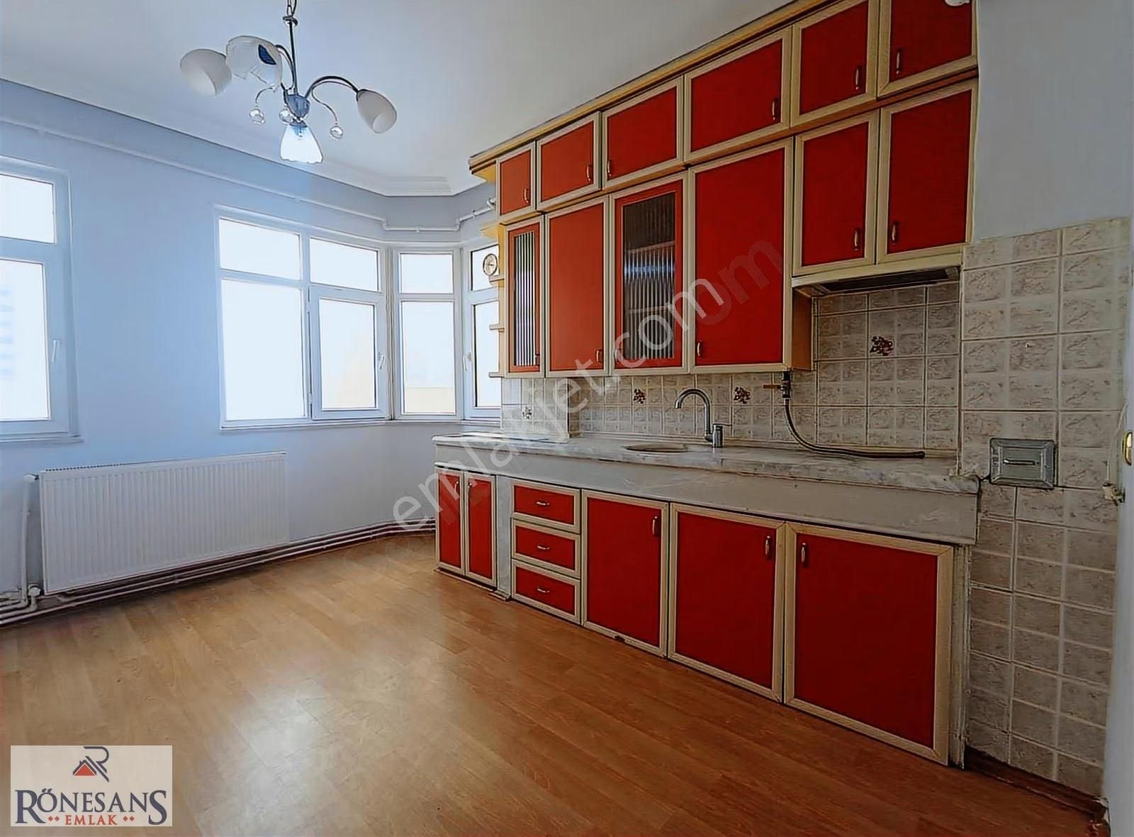 Rönesans Emlak'tan Şehrin Merkezinde Satılık 2+1