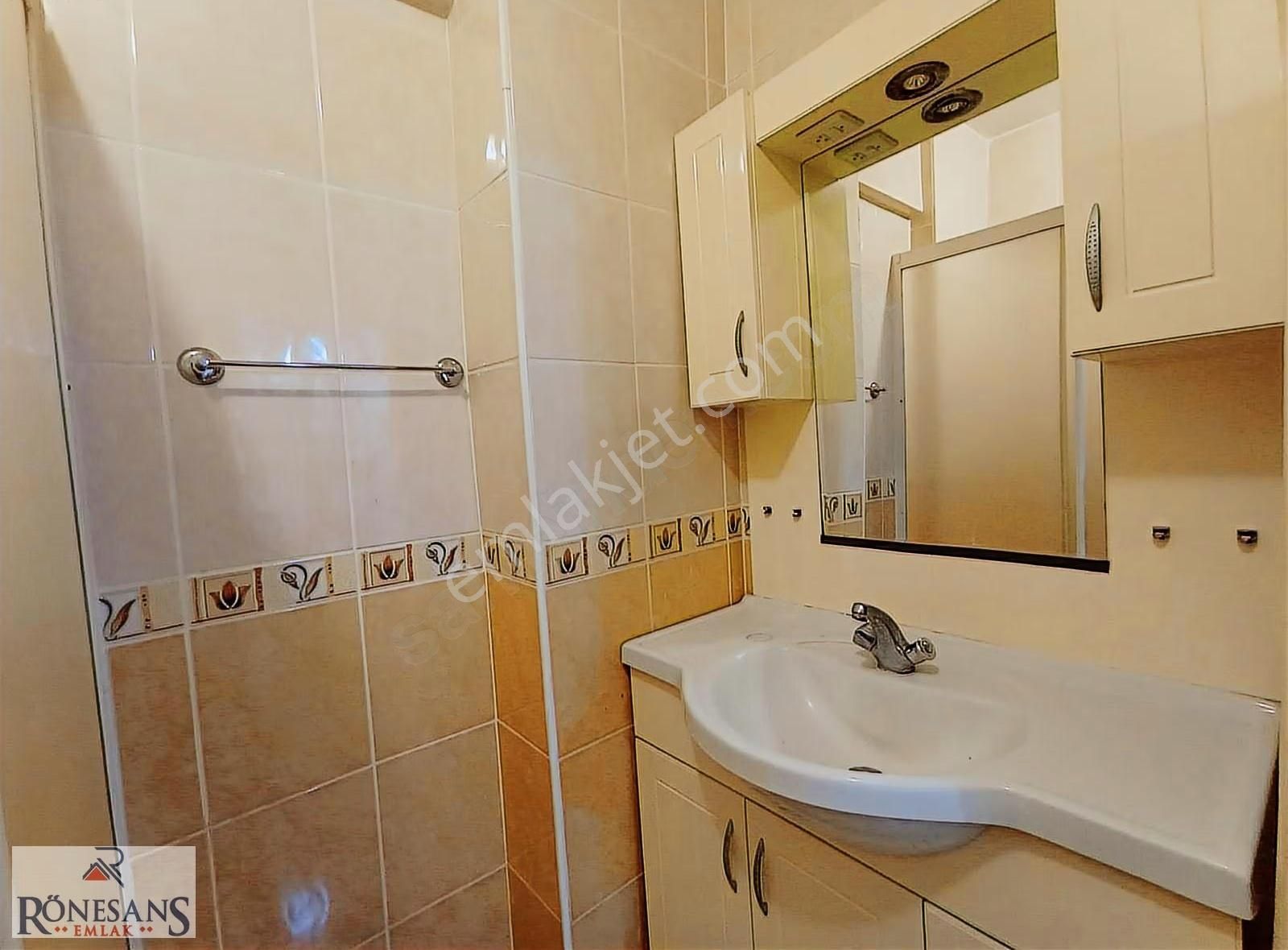 Rönesans Emlak'tan Şehrin Merkezinde Satılık 2+1 - Görsel 3