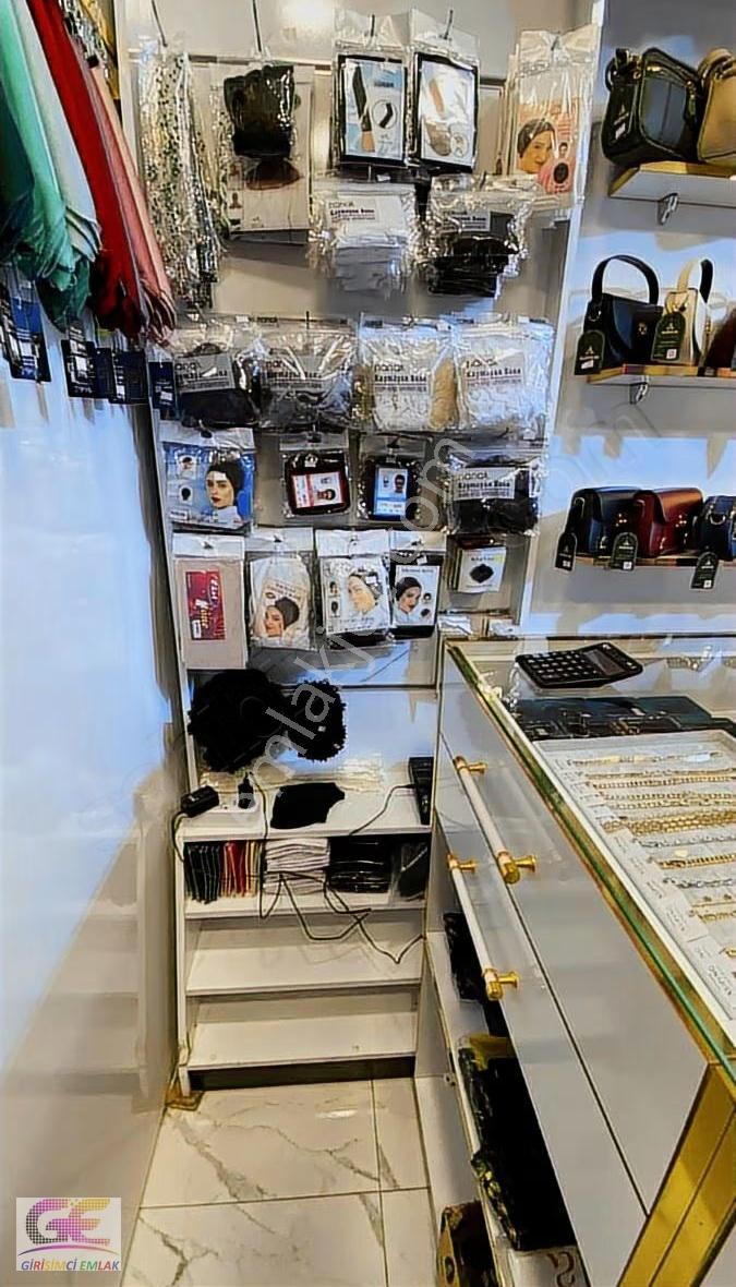 Girişimciden Anıt Meydanında Devren Kiralık Eşarp Mağazası - Görsel 3
