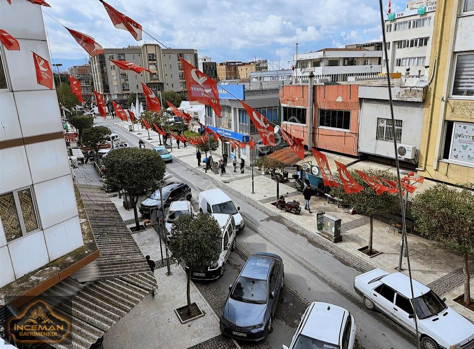 Hazır Kurulu Düzen Müşterileriyle Ve Eşyalarıyla Sigorta Ofisi - Görsel 2