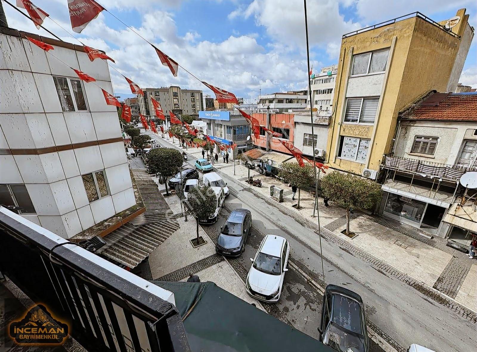 Hazır Kurulu Düzen Müşterileriyle Ve Eşyalarıyla Sigorta Ofisi - Görsel 8