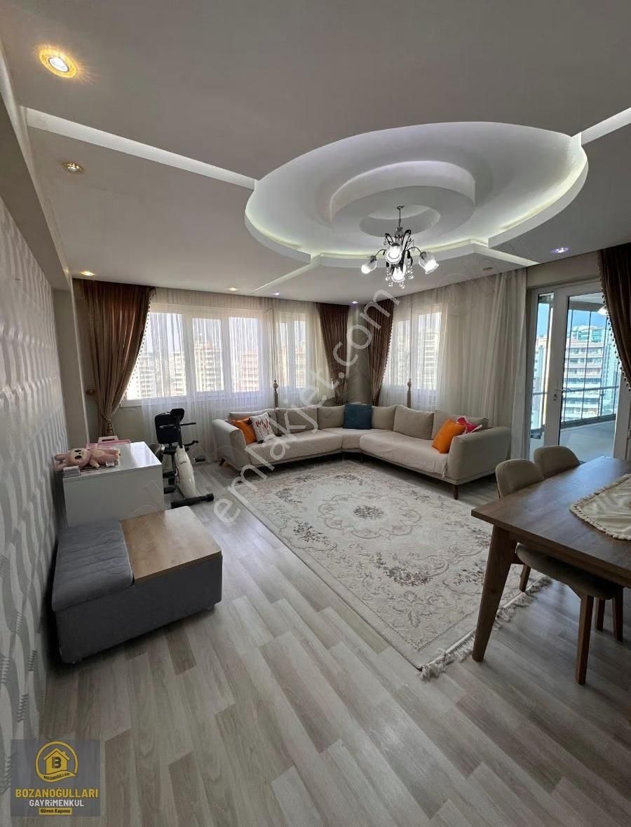 Tekel & Dünya Kavşağı Arasında Geniş Merkezi Ve Sorunsuz Daire