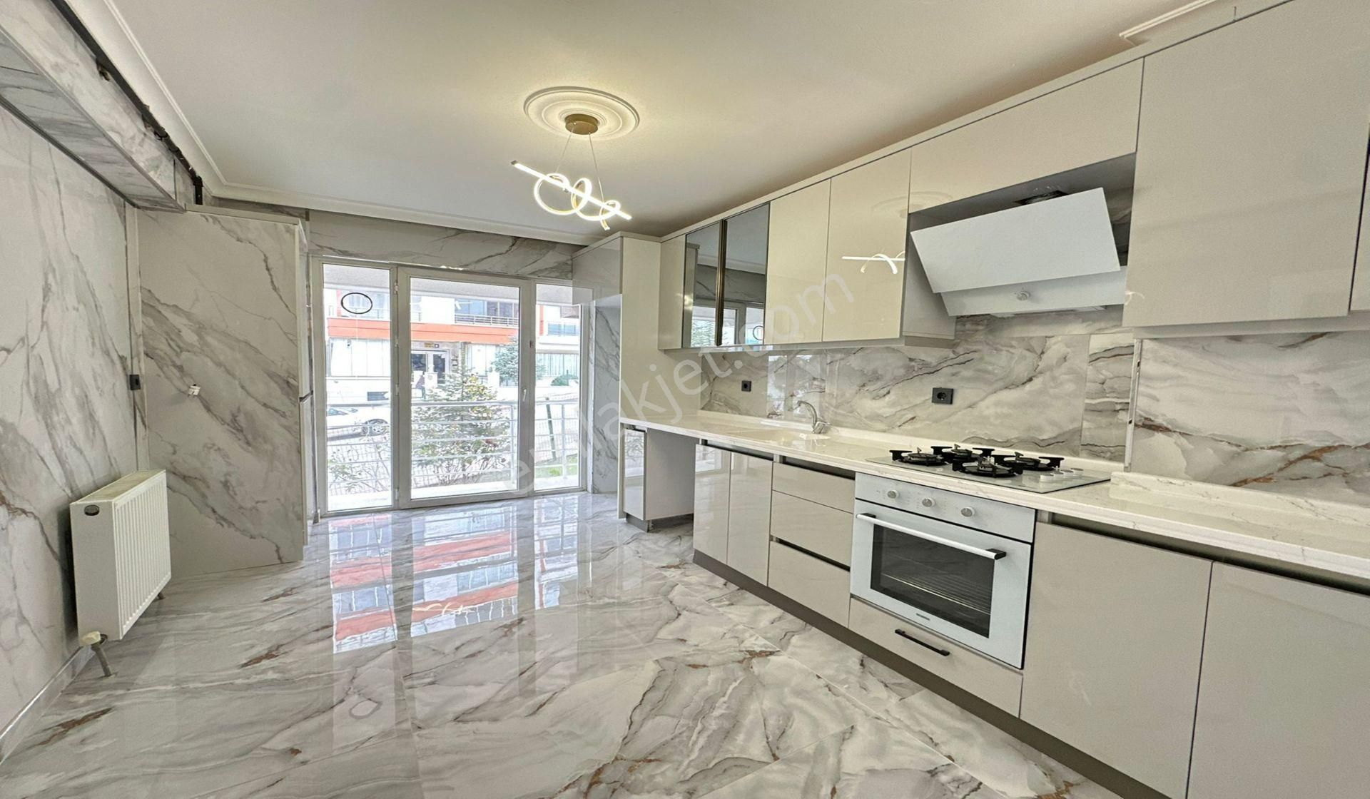 Ataparkda Yeni Katta Geniş 4+1 Lüx Yapılı Ebeveyn Banyolu