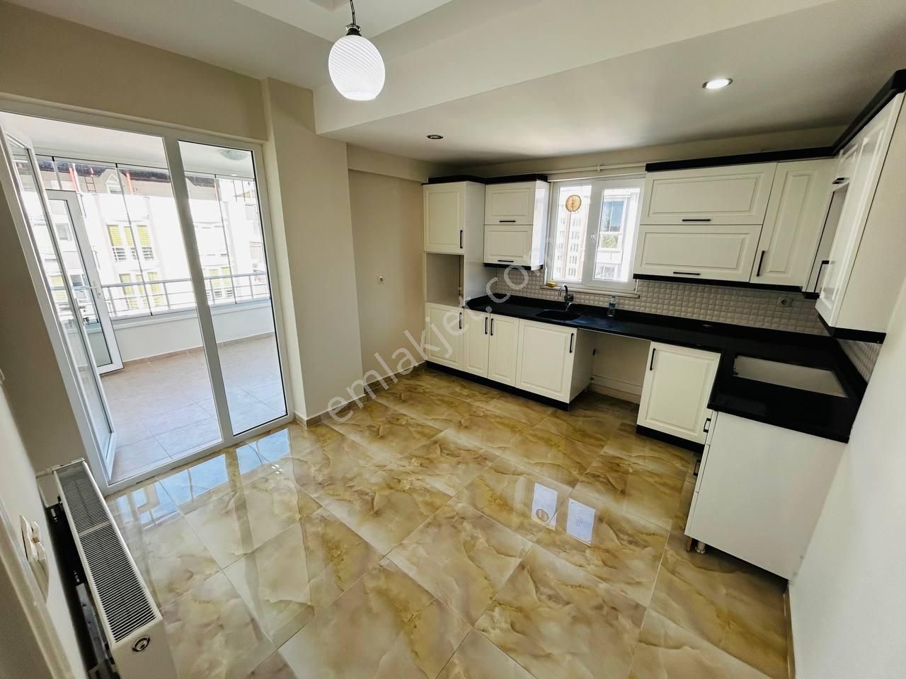 Tarmvay Durağına 50 M Mesafede Anayola Sahile Yakın Satılık Daire - Görsel 4