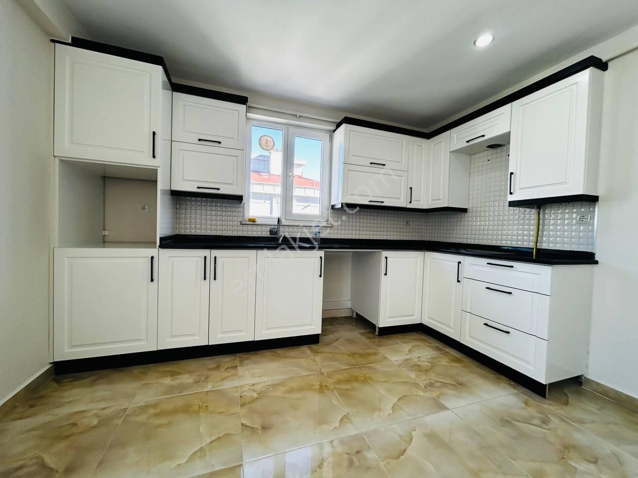 Tarmvay Durağına 50 M Mesafede Anayola Sahile Yakın Satılık Daire - Görsel 2