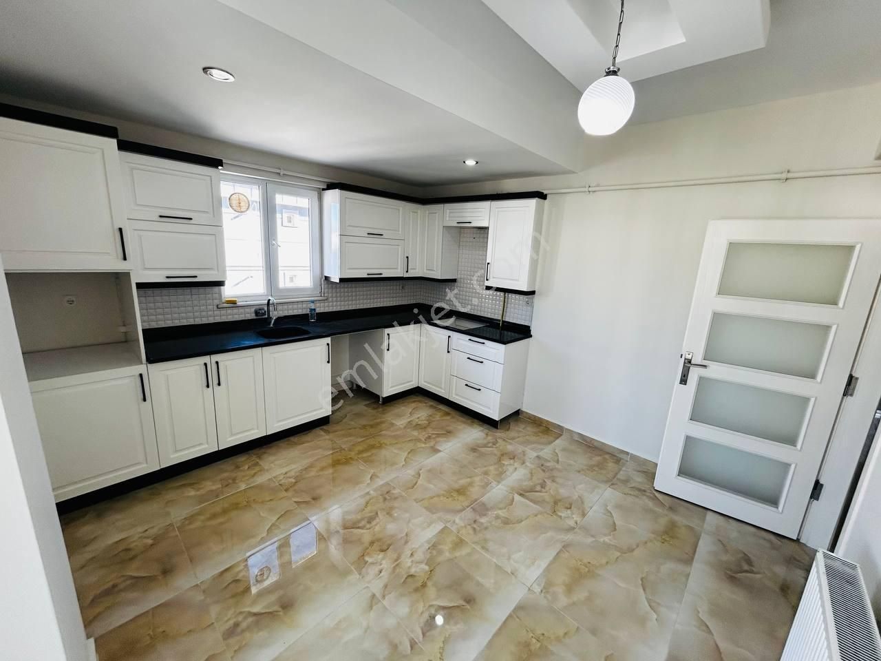 Tarmvay Durağına 50 M Mesafede Anayola Sahile Yakın Satılık Daire - Görsel 3