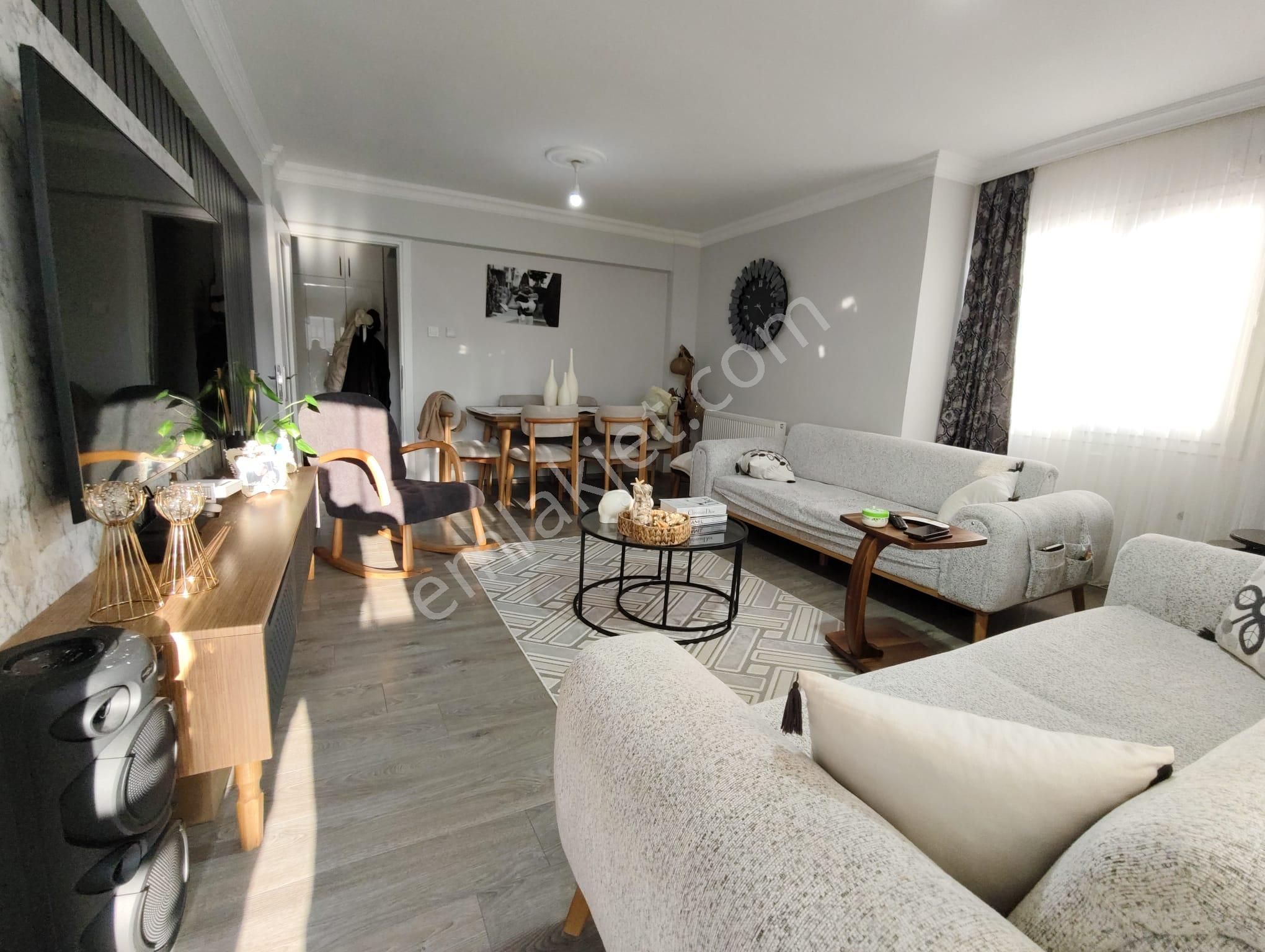 Karşıyaka Zübeyde Hanım Mahallesinde 3+1 Tadilatlı Satılık Daire