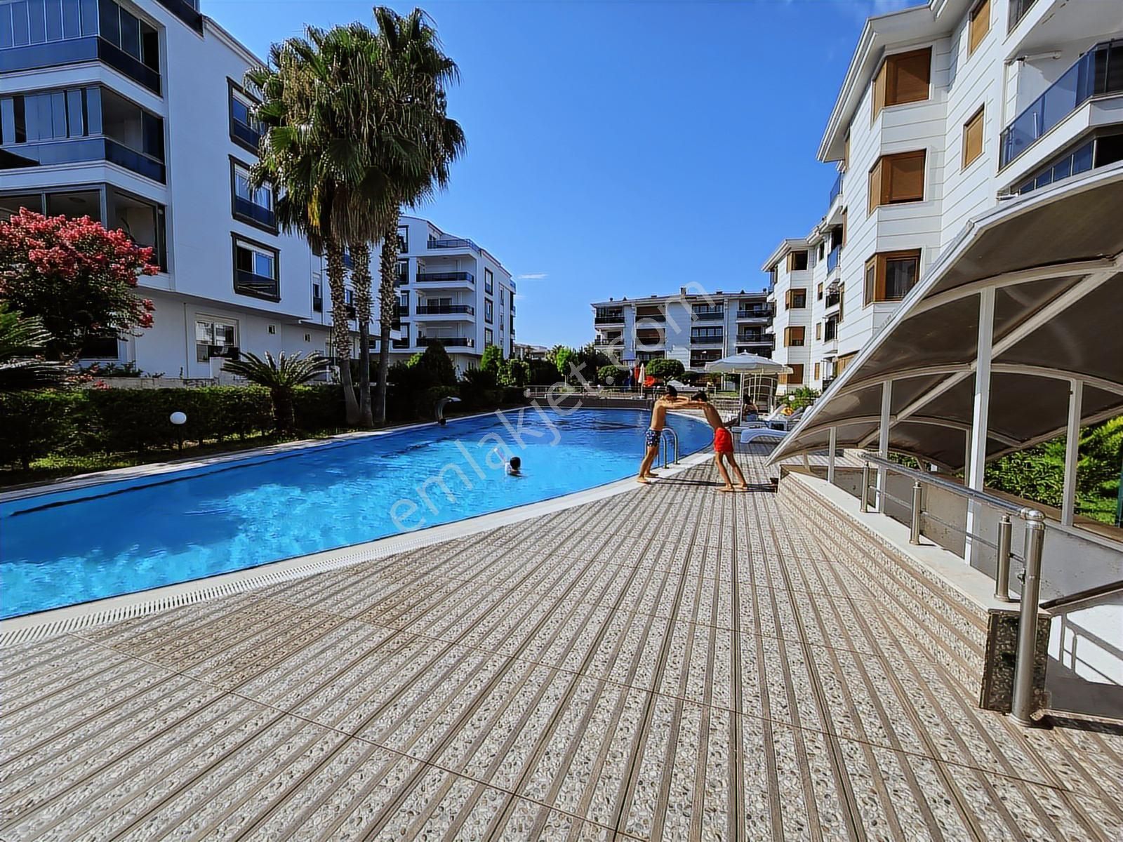 Konyaaltı Havuzlu Site İçerisinde 160m2 3+1 Giriş Katı Daire