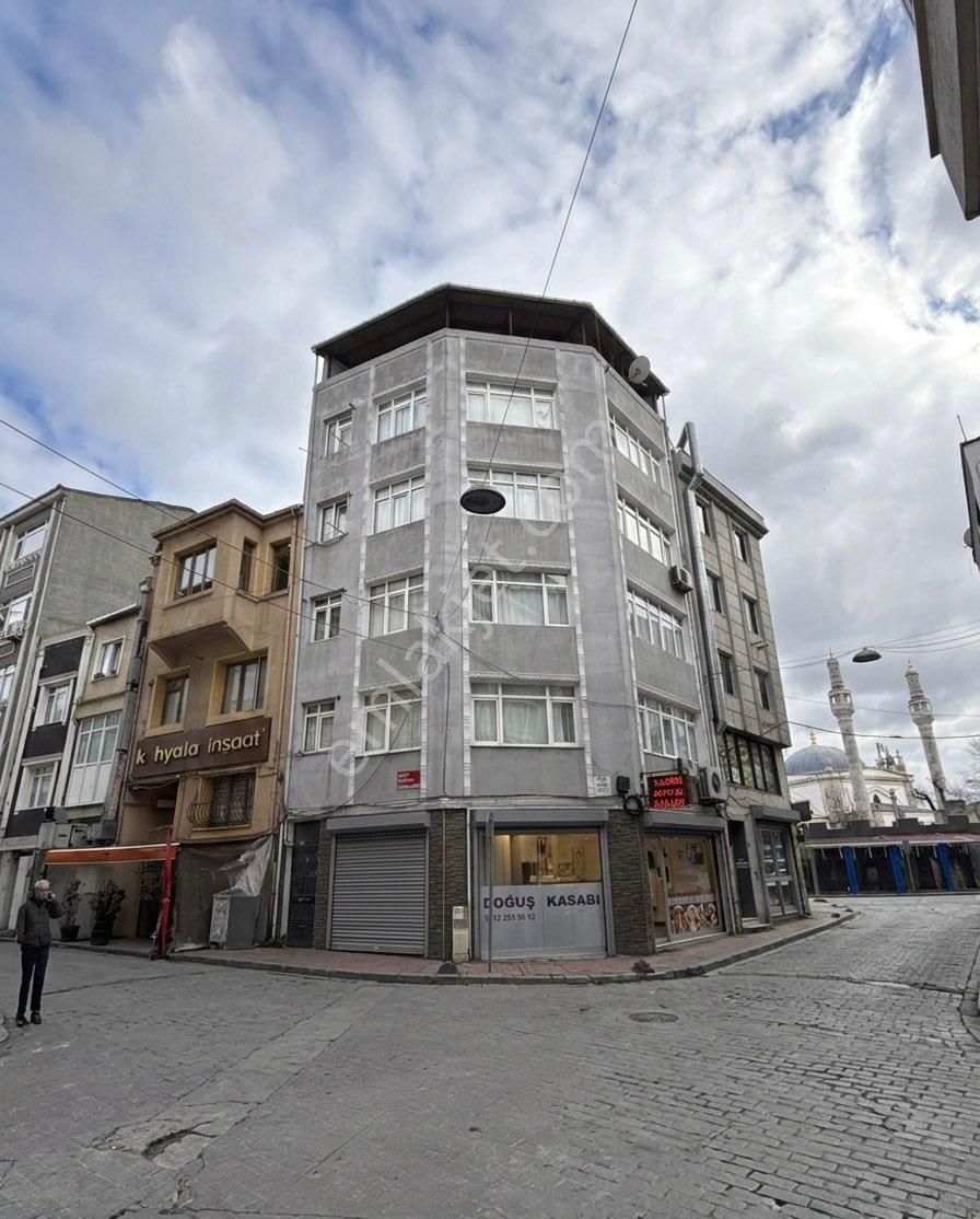 Beyoğlu Kasımpaşa'da Deniz Yakını, 4 Katlı + Dükkan Komple Bina - Görsel 2