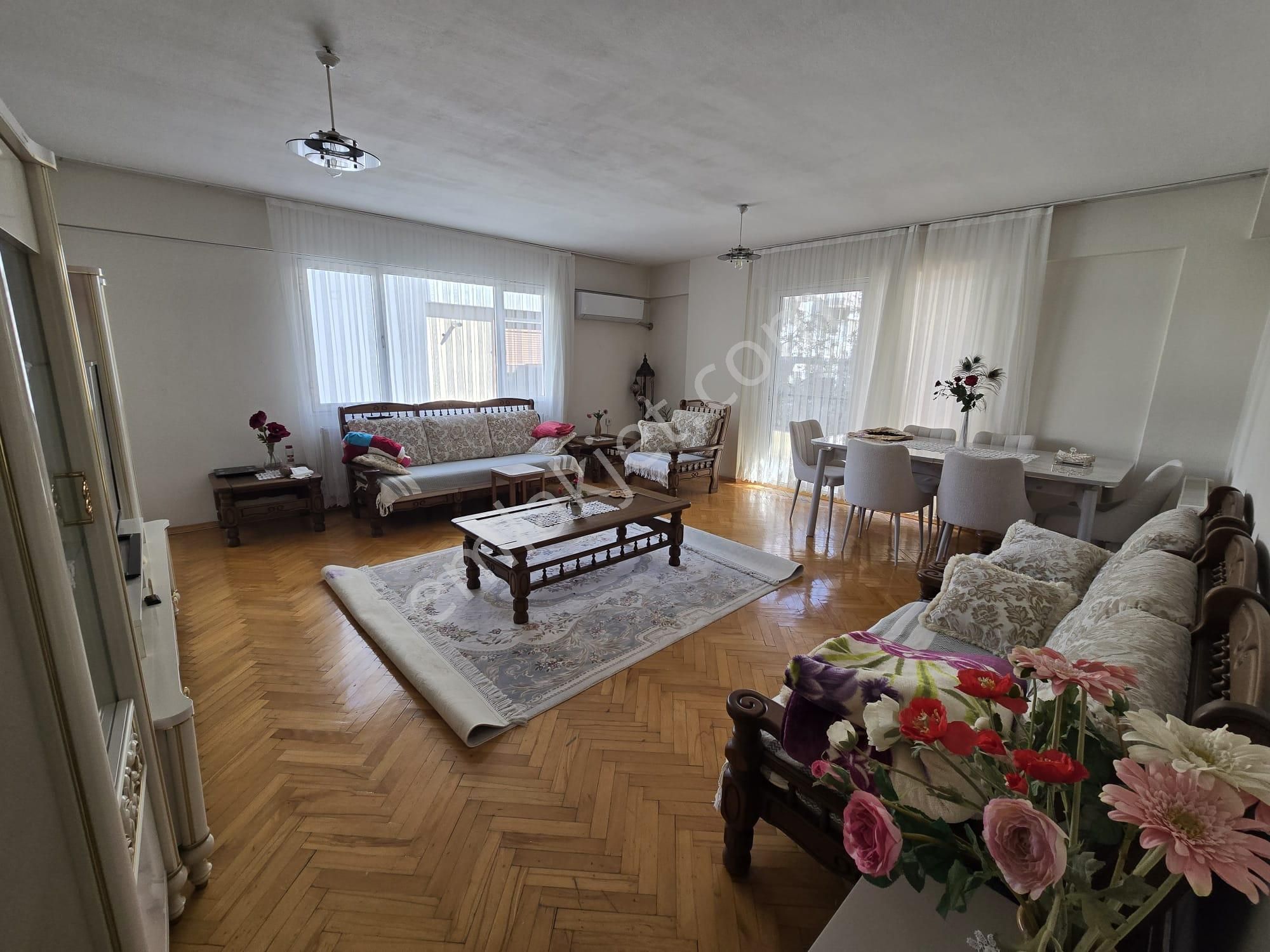 Balçovada Metro Yakını D.gazlı Arakat 143 M.kare Satılık 3+1 Daire