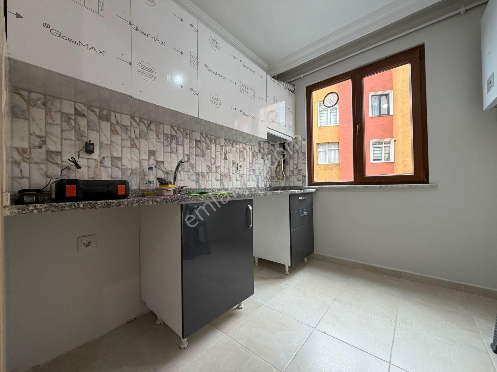 Kaçmaz'dan Fındıklı'da Kullanışlı Metrekareli Katta Balkonlu 1+1