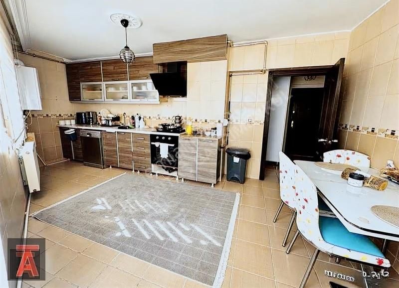 30 Ağustos Mah'de Geniş Metrekare Yapılı Ara Kat 3+1 Daire - Görsel 6