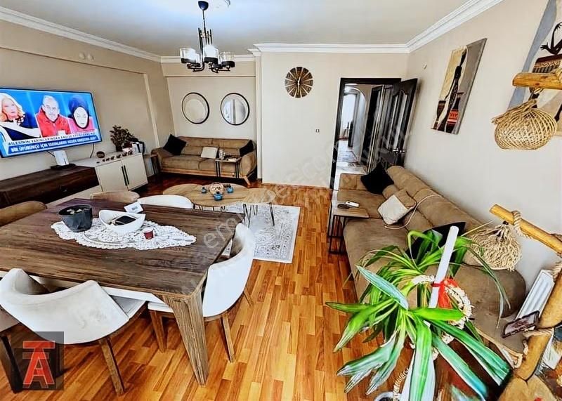 30 Ağustos Mah'de Geniş Metrekare Yapılı Ara Kat 3+1 Daire - Görsel 23