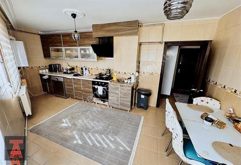 30 Ağustos Mah'de Geniş Metrekare Yapılı Ara Kat 3+1 Daire - Görsel 3