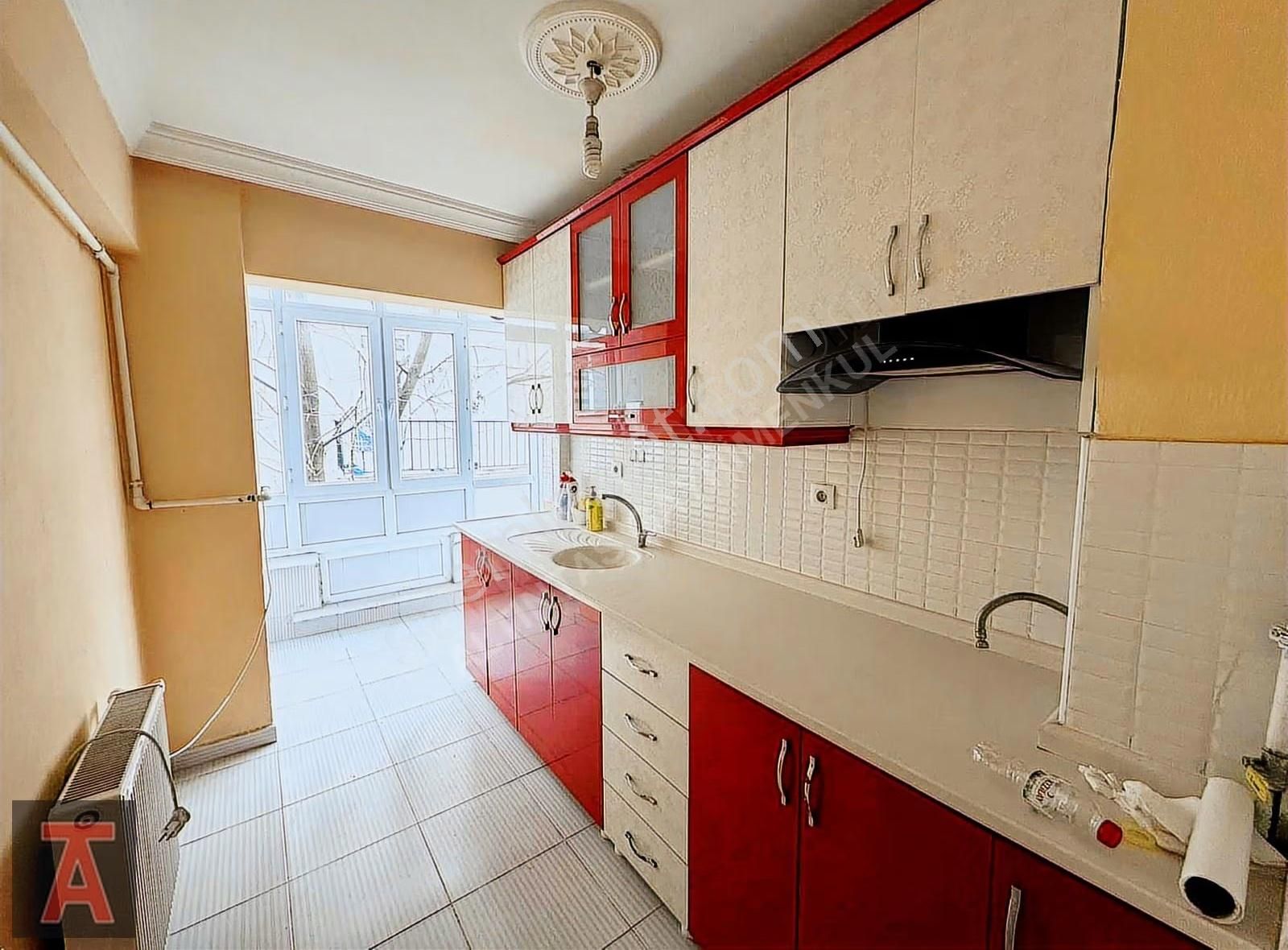 Etimesgut Merkezde Adliye Bina Yakını Katta Köşe Başı Ön Cephe