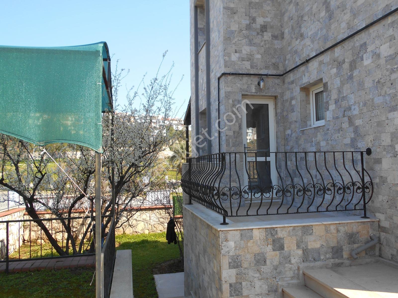 Cadde Üzerinde Doğal Taş Kaplamalı Triplex Villa - Görsel 18