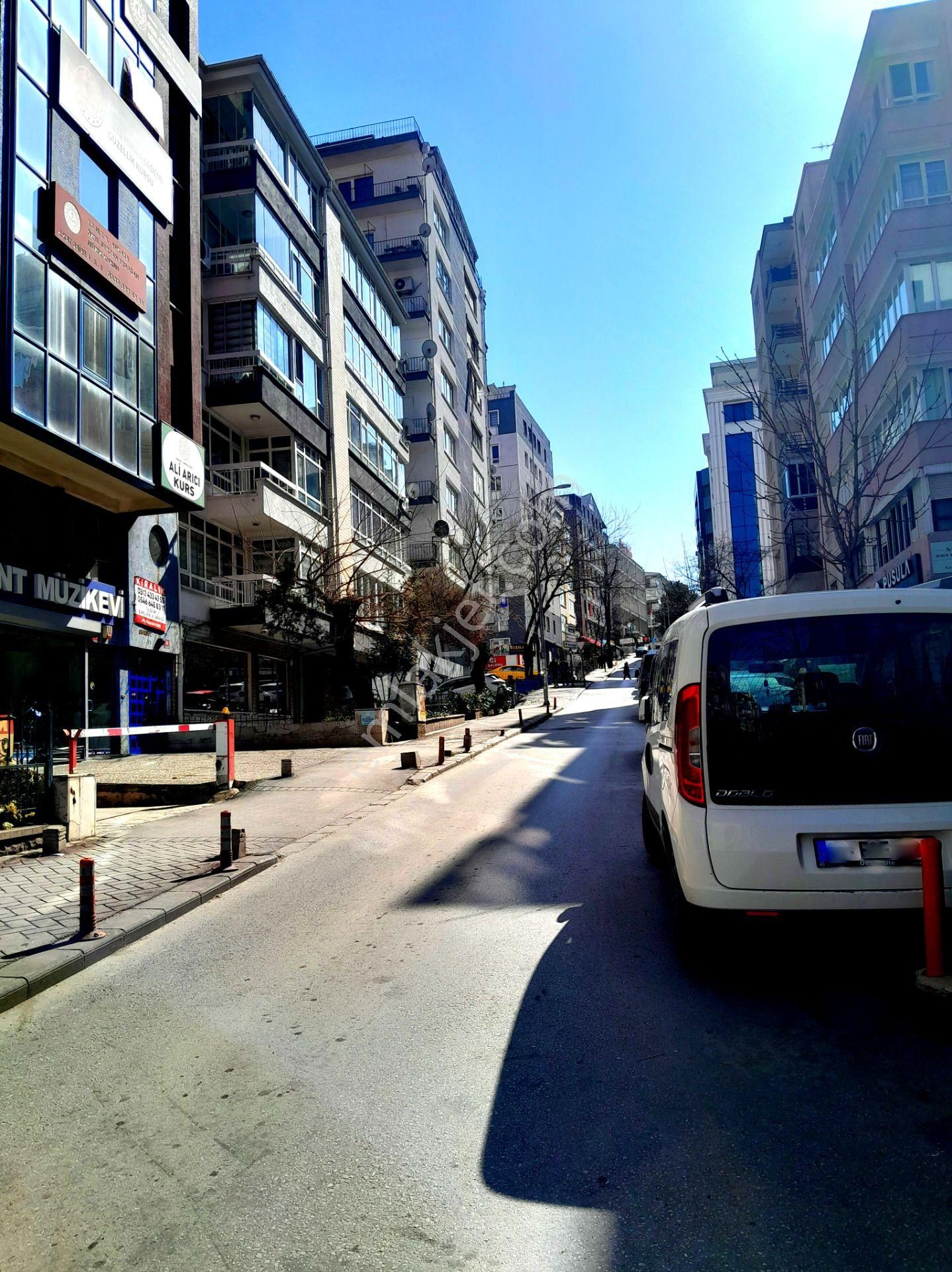 Dr.mediha Eldem Sokak'ta Kiralık Otoparklı 3+1y.giriş - Görsel 25